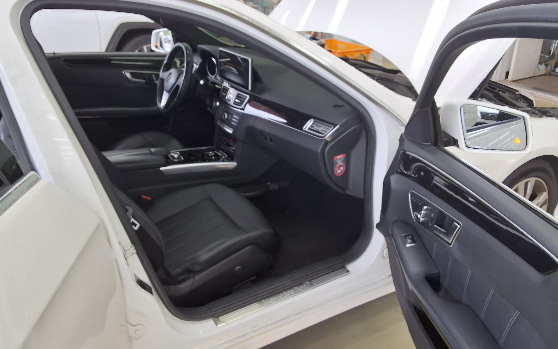 MERCEDES-BENZ E-CLASS (4TH GEN) E220 CDI BLUETEC AVANTGARDE 2016 - zdjęcie 14
