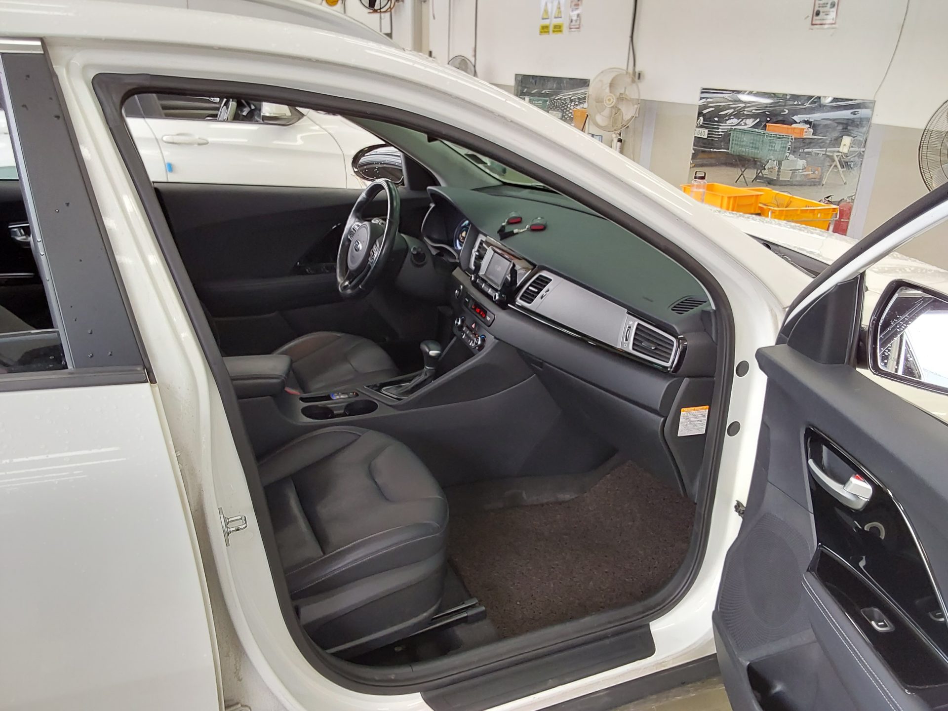 KIA NIRO 1.6 HYBRID PRESTIGE 2017 - zdjęcie 14