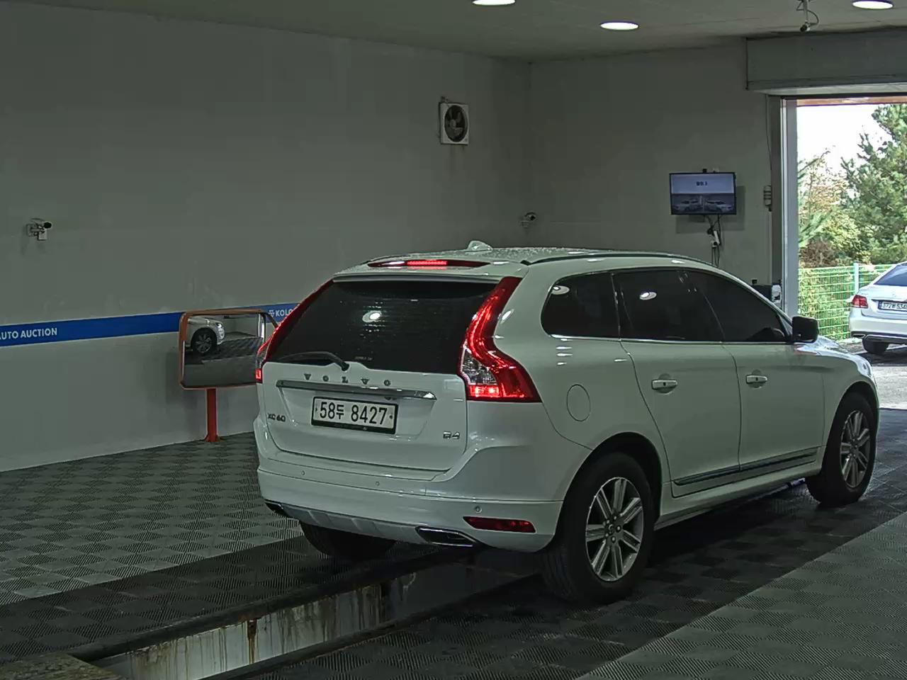 VOLVO XC60 (1ST GEN) D4 SUMMUM 2017 - zdjęcie 5
