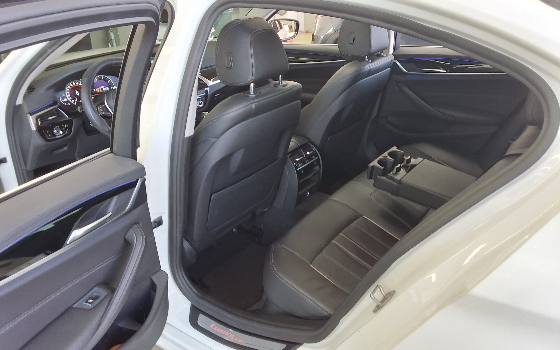 BMW 5 SERIES (7TH GEN) 520d LUXURY LINE SPECIAL 2018 - zdjęcie 12
