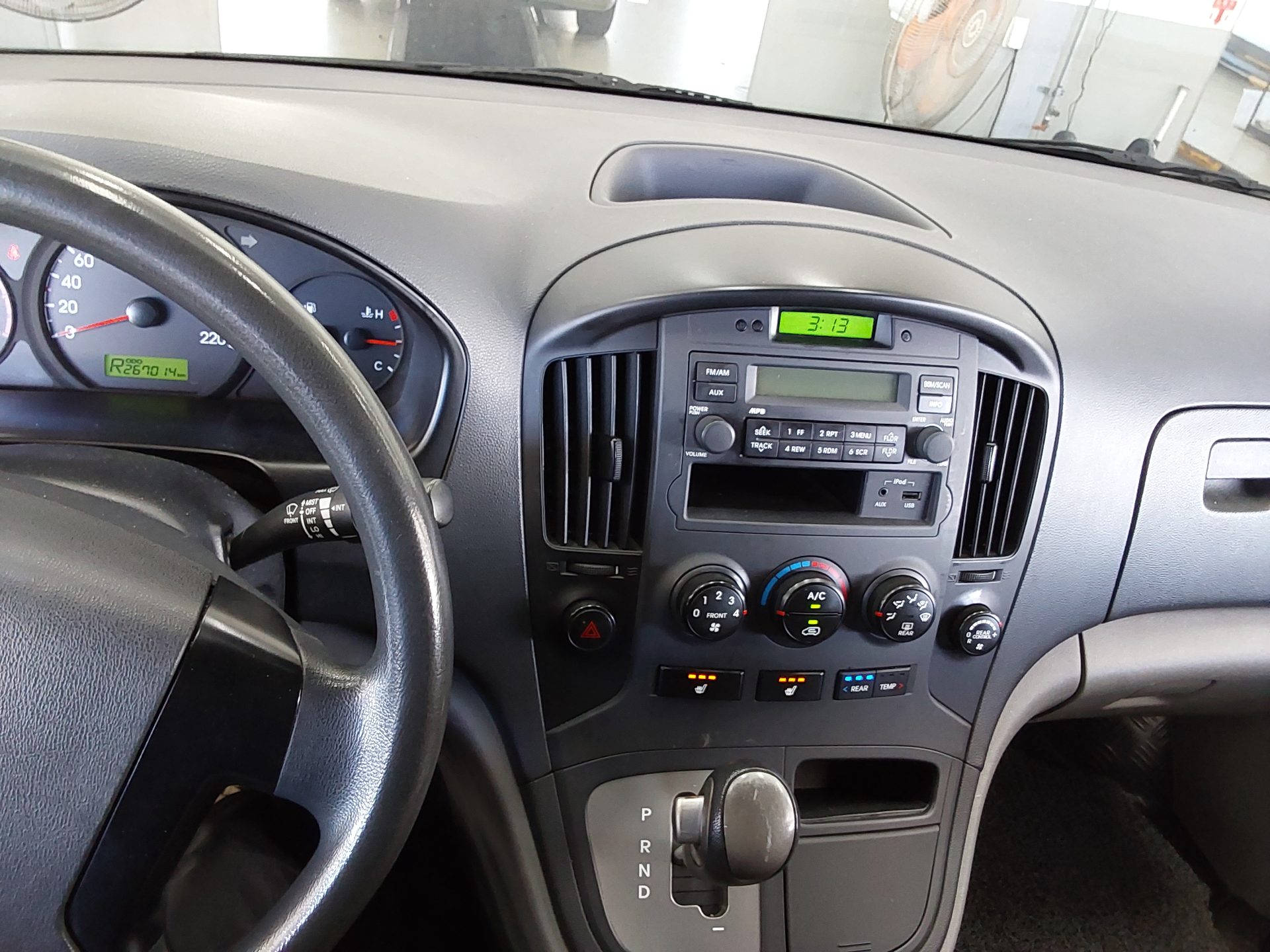 HYUNDAI GRAND STAREX 12-SEATER DIESEL CVX DELUXE 2013 - zdjęcie 17