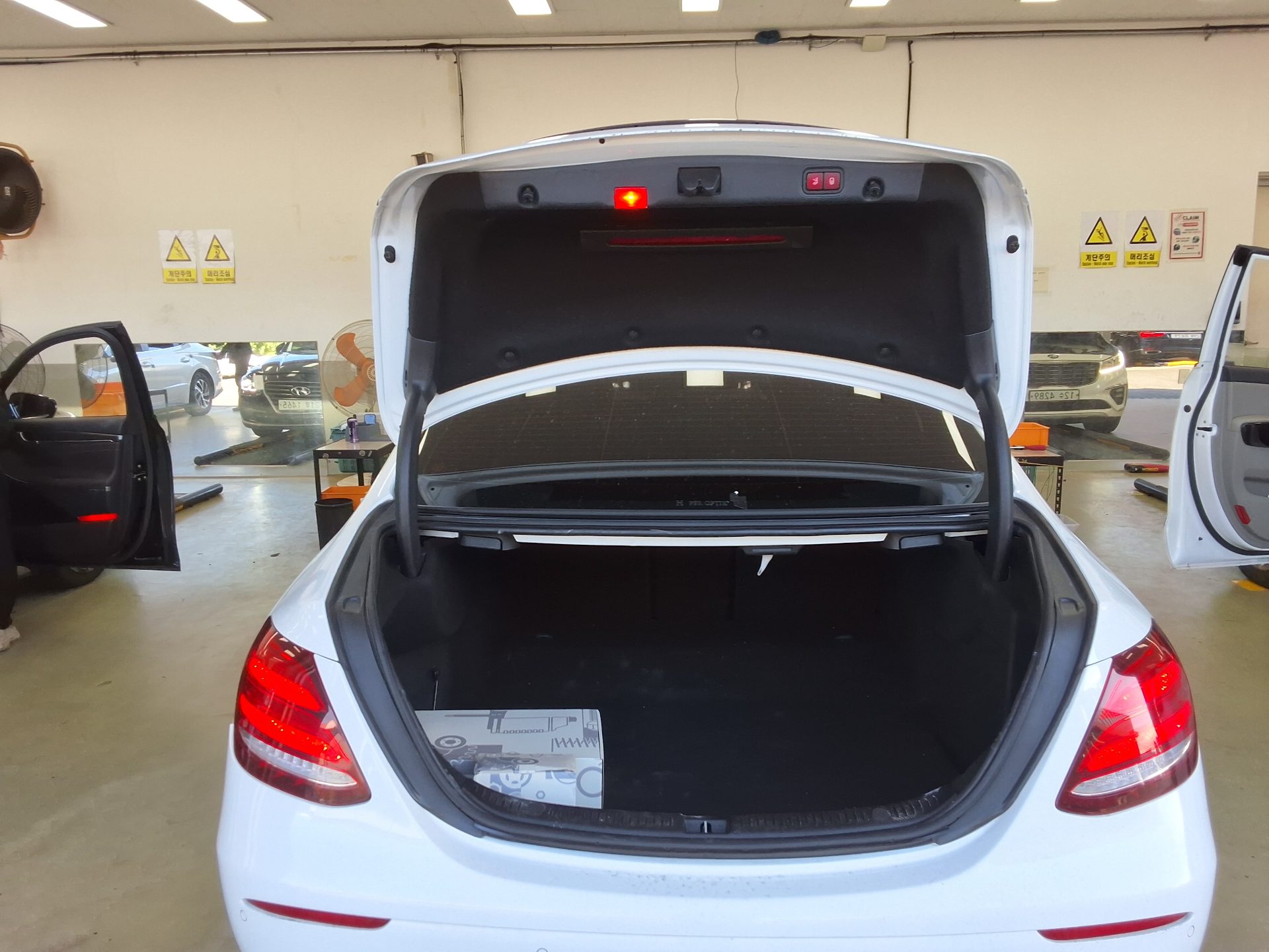 MERCEDES-BENZ E-CLASS (5TH GEN) E300 4MATIC EXCLUSIVE 2019 - zdjęcie 15