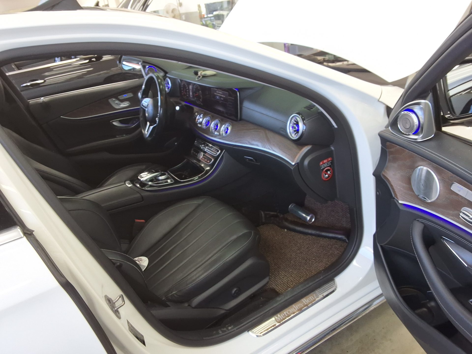 MERCEDES-BENZ E-CLASS (5TH GEN) E300 4MATIC EXCLUSIVE 2019 - zdjęcie 14