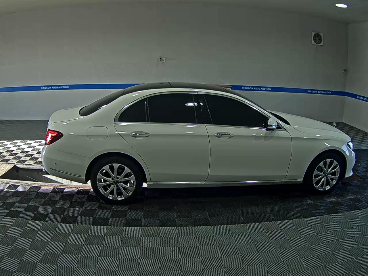 MERCEDES-BENZ E-CLASS (5TH GEN) E300 4MATIC EXCLUSIVE 2019 - zdjęcie 4