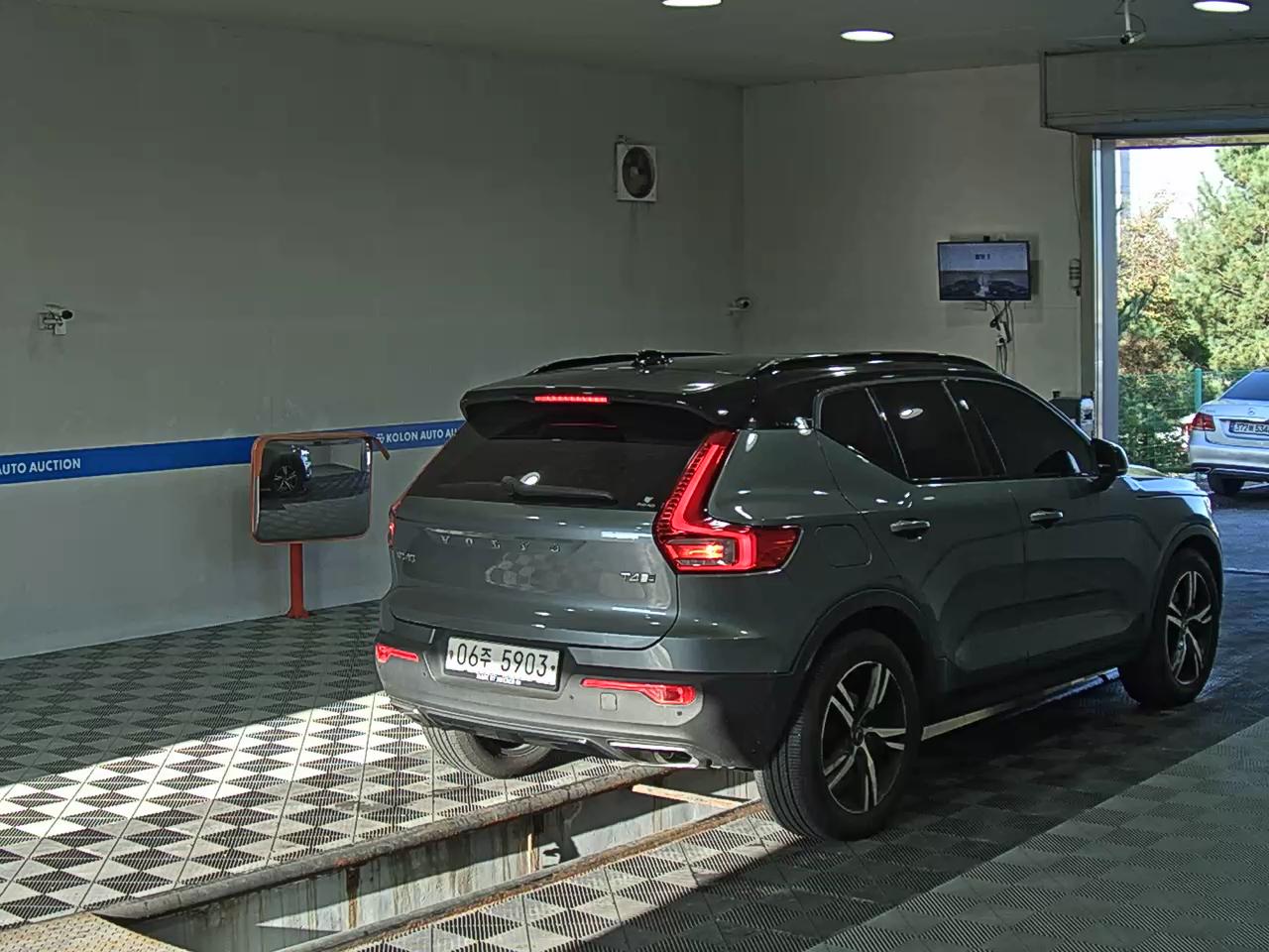 VOLVO XC40 2.0 T4 AWD R DESIGN 2019 - zdjęcie 5