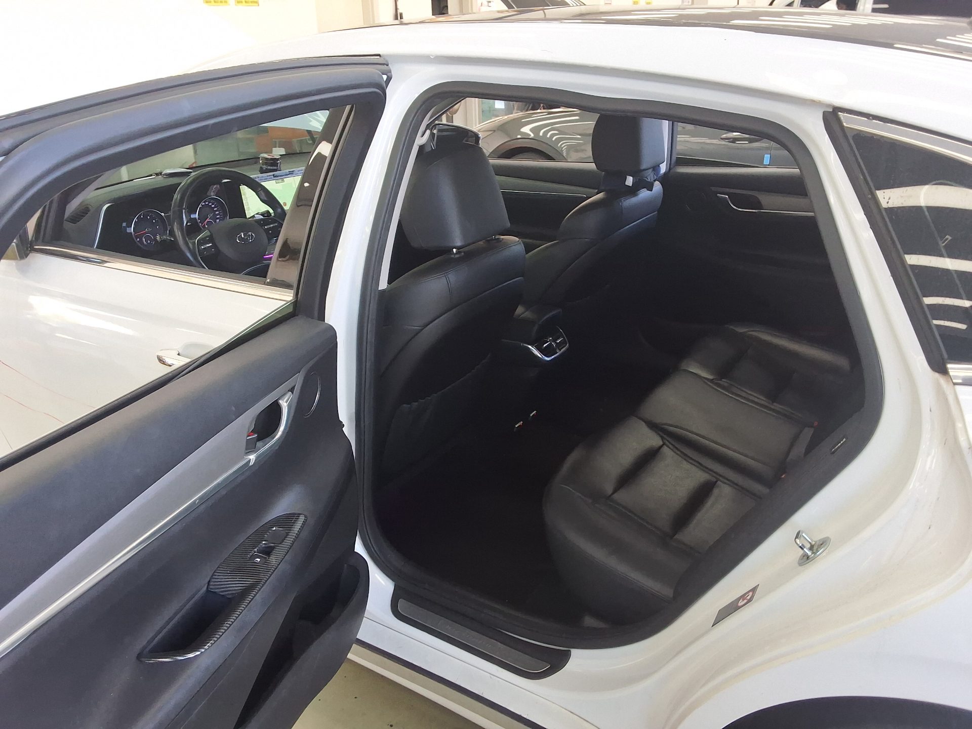 HYUNDAI THE NEW GRANDEUR IG LPi 3.0 RENTAL CAR MODERN 2021 - zdjęcie 12