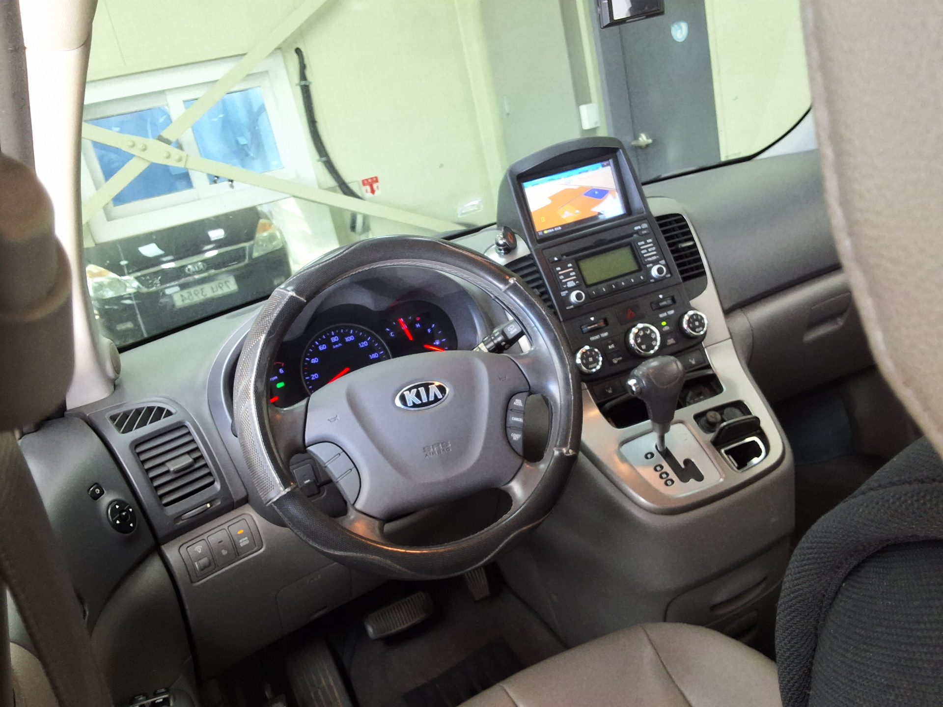 KIA CARNIVAL R 11-SEATER DIESEL GLX PREMIUM MODEL 2014 - zdjęcie 12