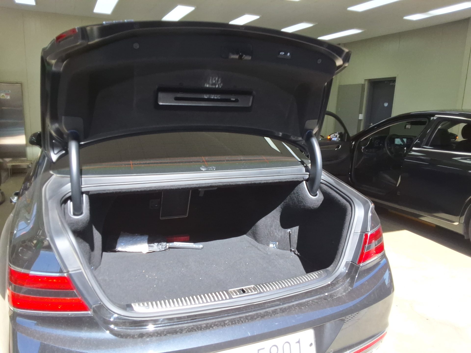 GENESIS G90 5.0 AWD PRESTIGE 2019 - zdjęcie 16