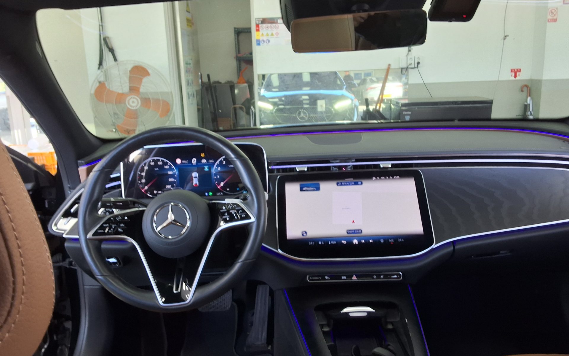 MERCEDES-BENZ E-CLASS (6TH GEN) E200 AVANTGARDE 2024 - zdjęcie 11