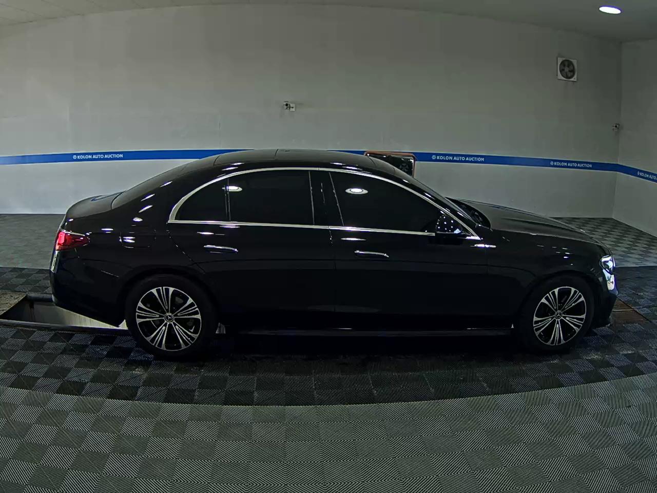 MERCEDES-BENZ E-CLASS (6TH GEN) E200 AVANTGARDE 2024 - zdjęcie 4
