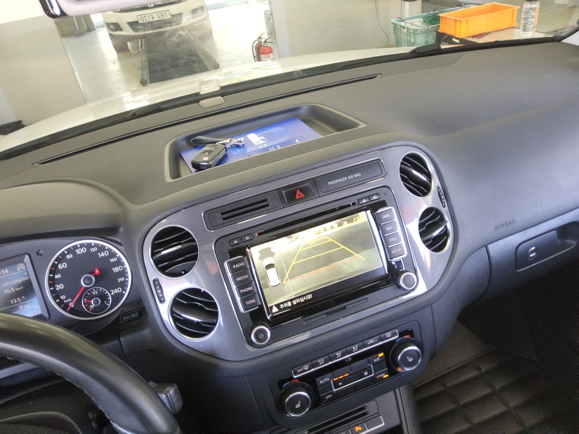 VOLKSWAGEN TIGUAN 2.0 TDI BLUEMOTION PREMIUM 2013 - zdjęcie 17