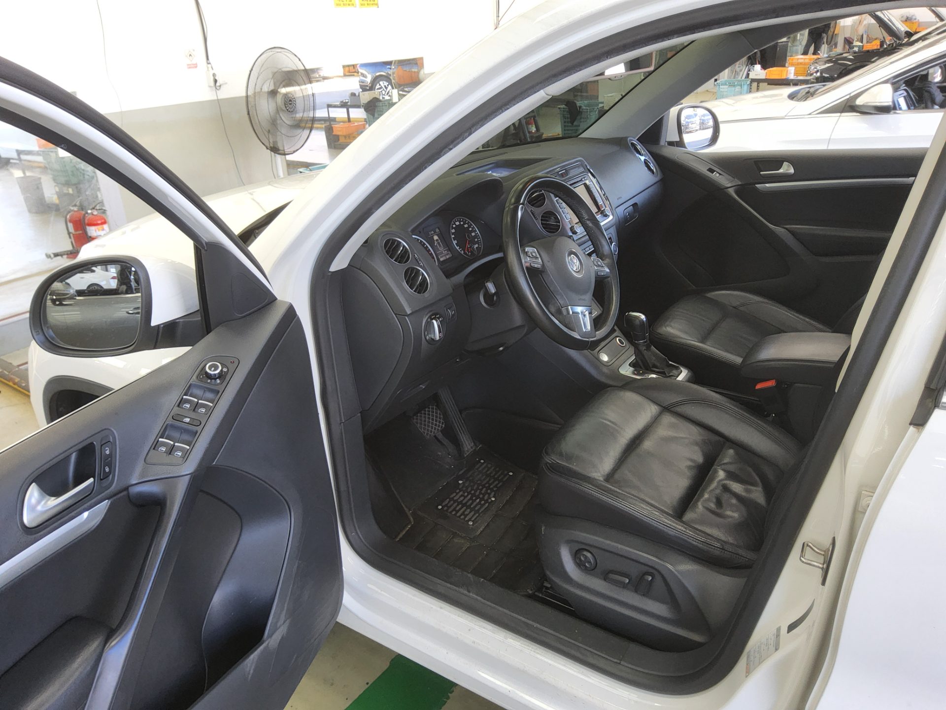 VOLKSWAGEN TIGUAN 2.0 TDI BLUEMOTION PREMIUM 2013 - zdjęcie 10