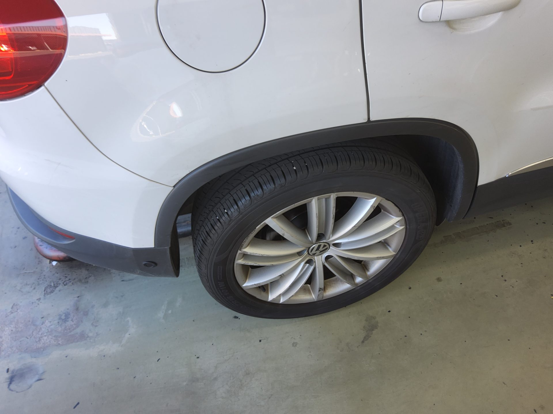 VOLKSWAGEN TIGUAN 2.0 TDI BLUEMOTION PREMIUM 2013 - zdjęcie 26