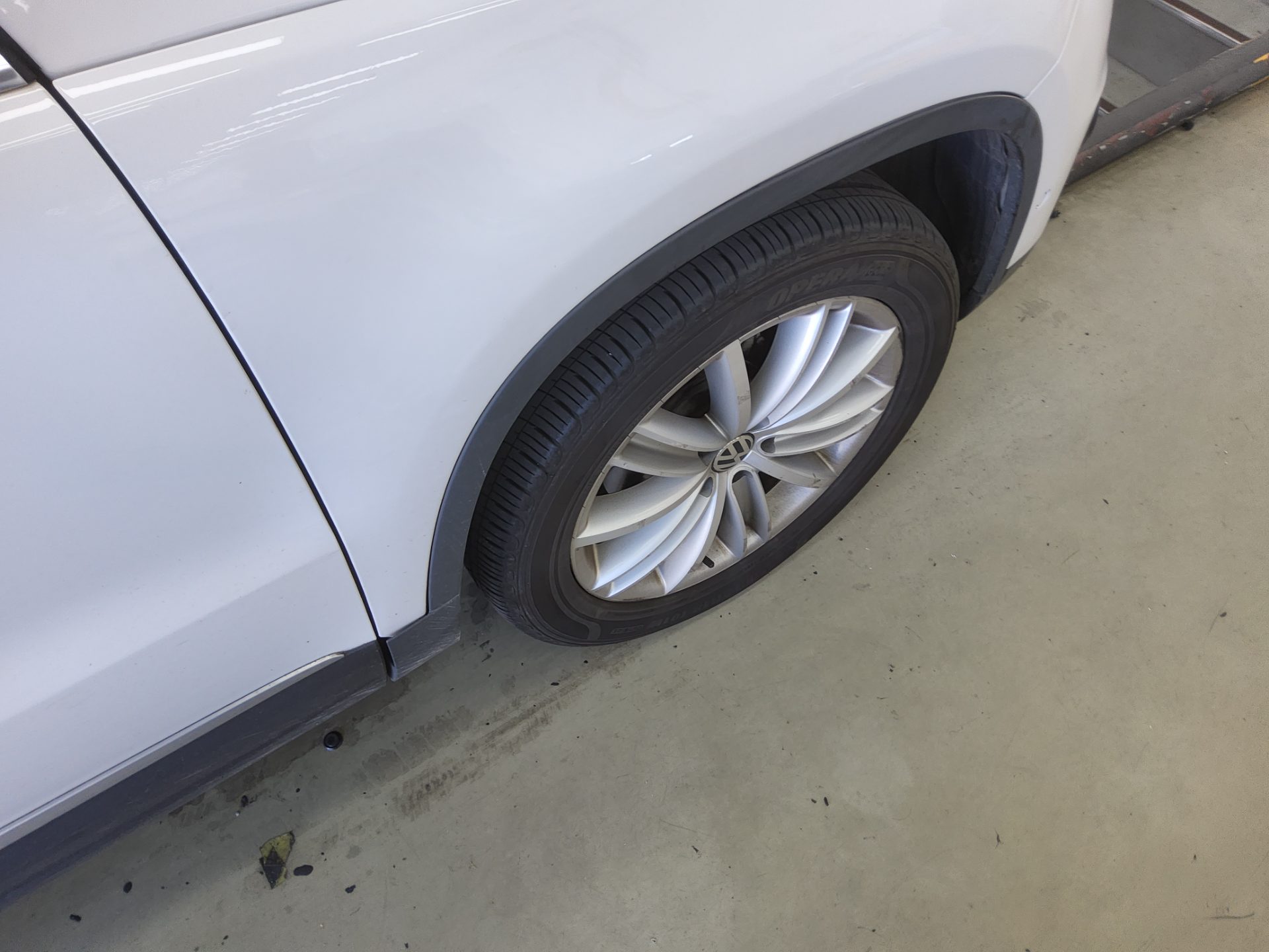 VOLKSWAGEN TIGUAN 2.0 TDI BLUEMOTION PREMIUM 2013 - zdjęcie 25