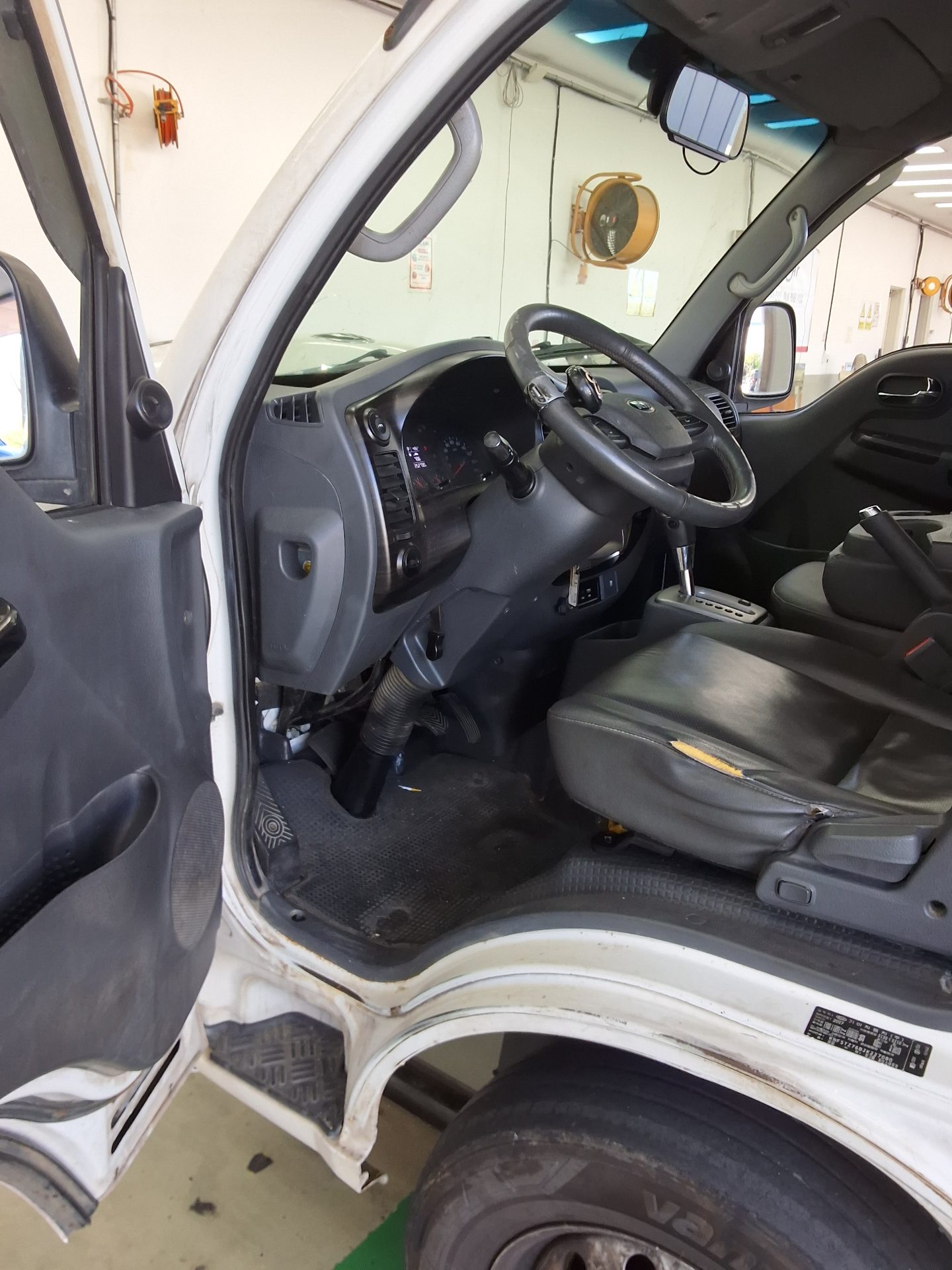 KIA BONGO III CARGO BUILT-IN BOX TRUCK 1 TON KING CAB 2018 - zdjęcie 10