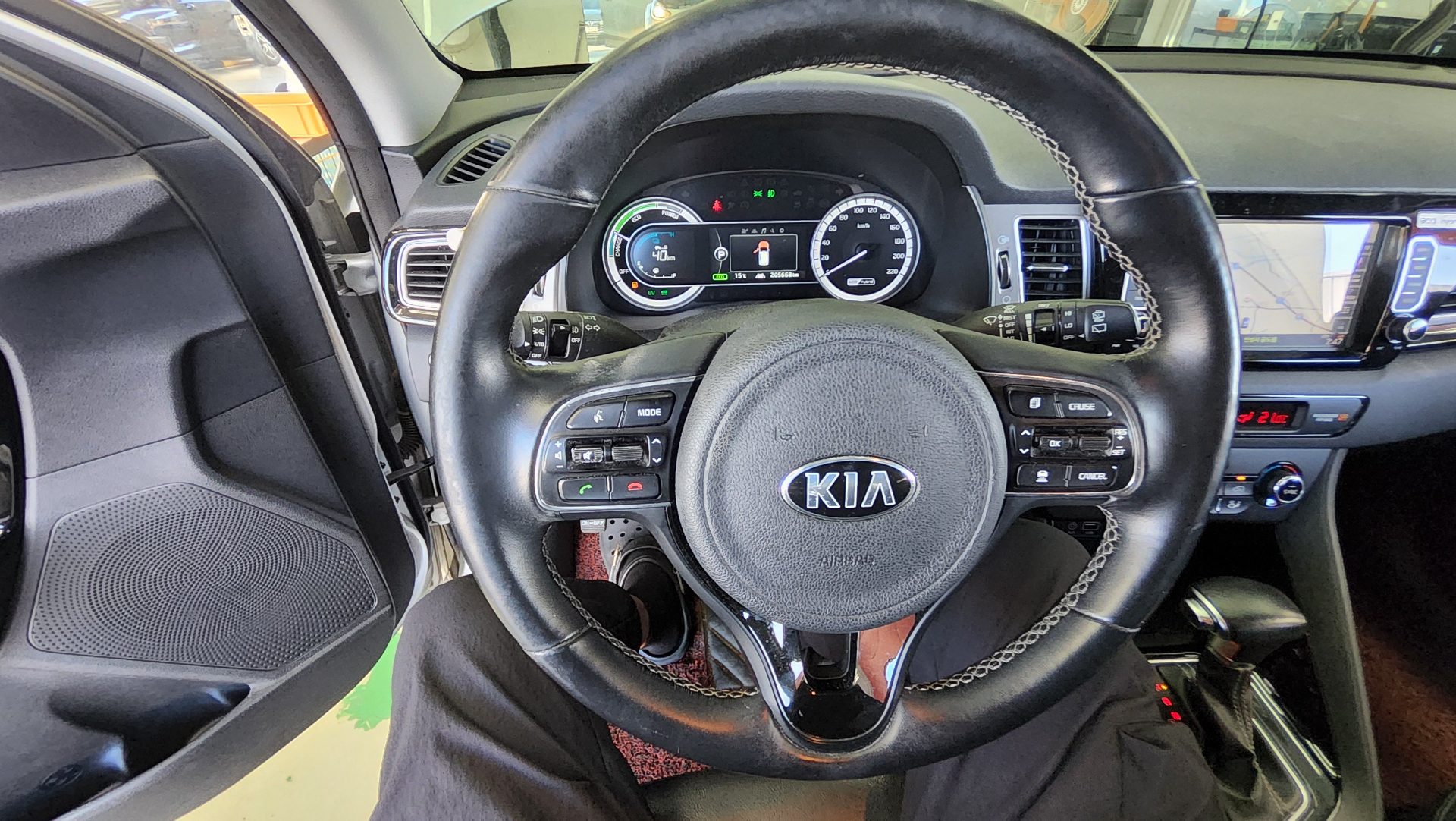 KIA NIRO 1.6 HYBRID PRESTIGE 2017 - zdjęcie 17