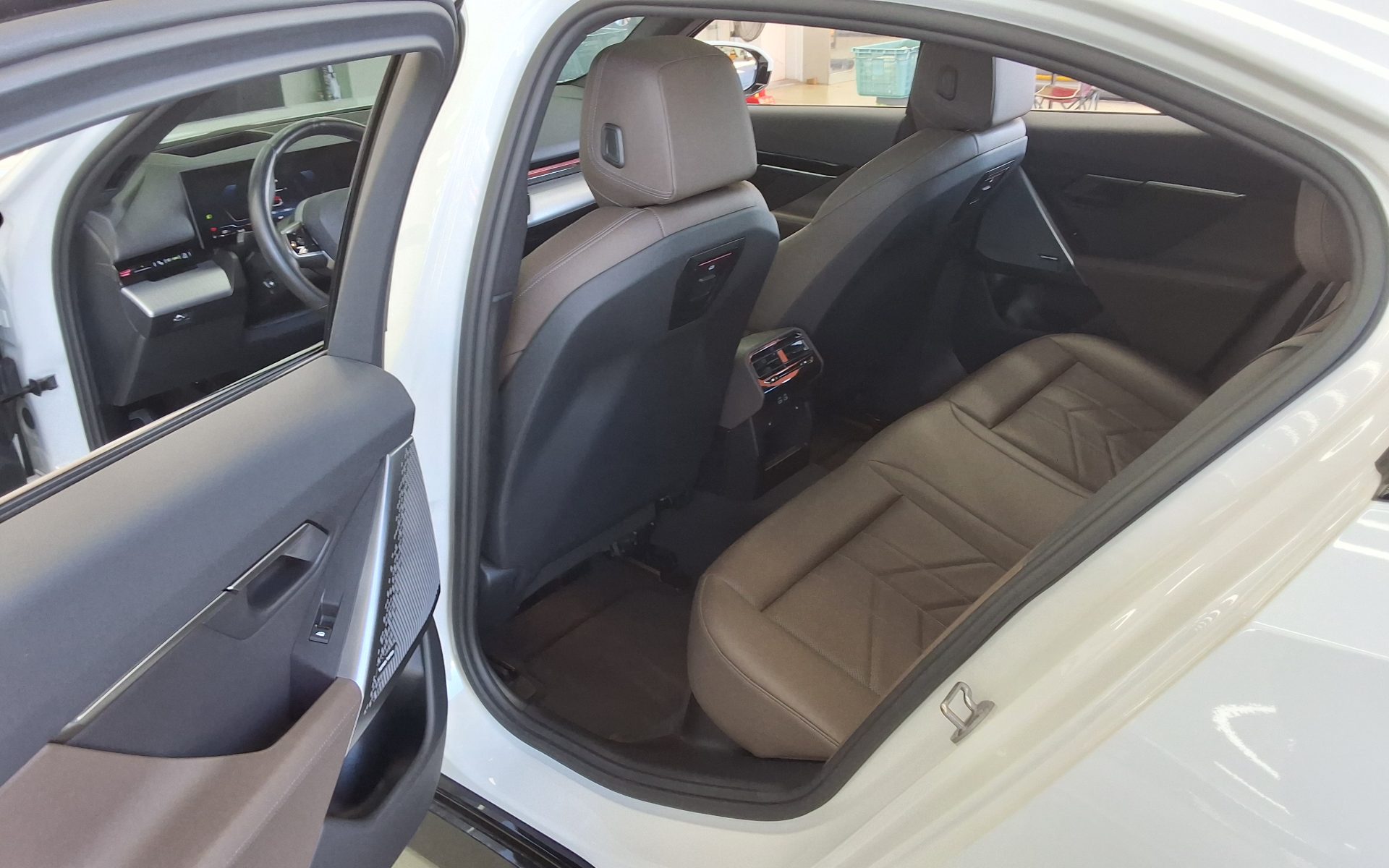 BMW 5 SERIES (8TH GEN) 520i M SPORT PACK 2024 - zdjęcie 12