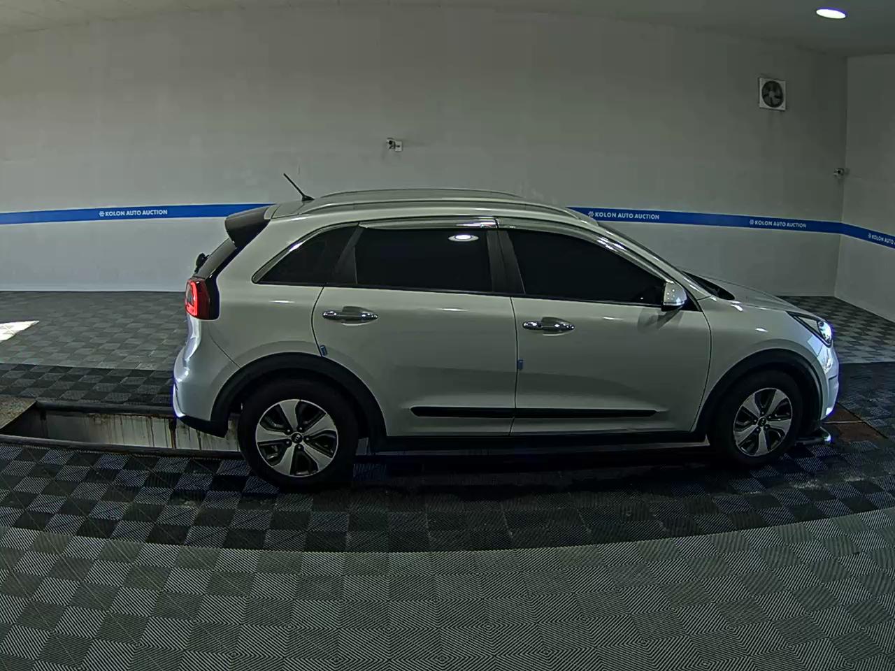 KIA NIRO 1.6 HYBRID PRESTIGE 2017 - zdjęcie 4