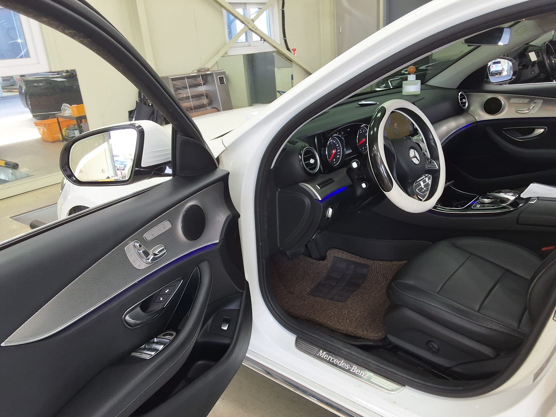 MERCEDES-BENZ E-CLASS (5TH GEN) E200 AVANTGARDE 2017 - zdjęcie 11