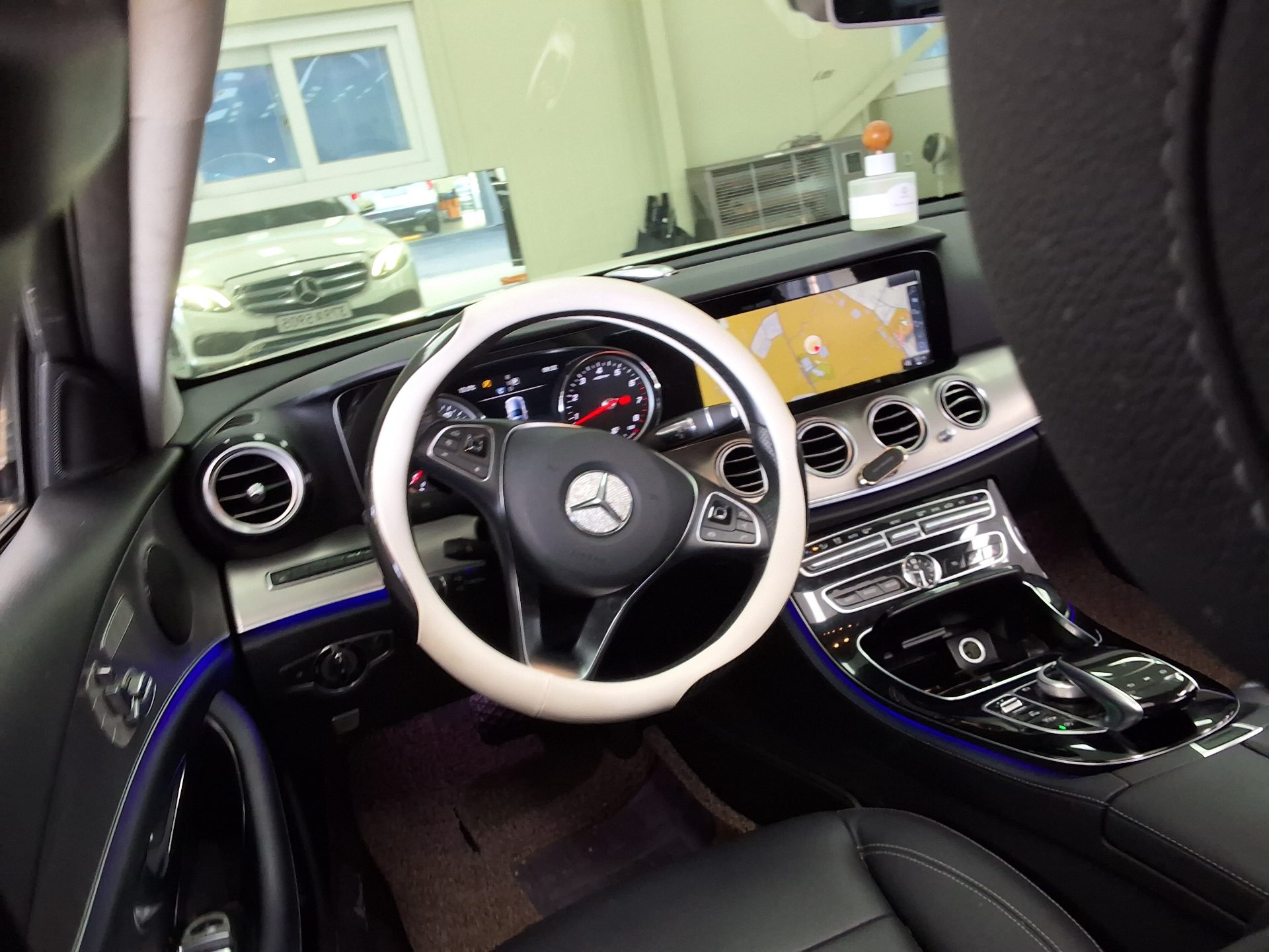 MERCEDES-BENZ E-CLASS (5TH GEN) E200 AVANTGARDE 2017 - zdjęcie 12