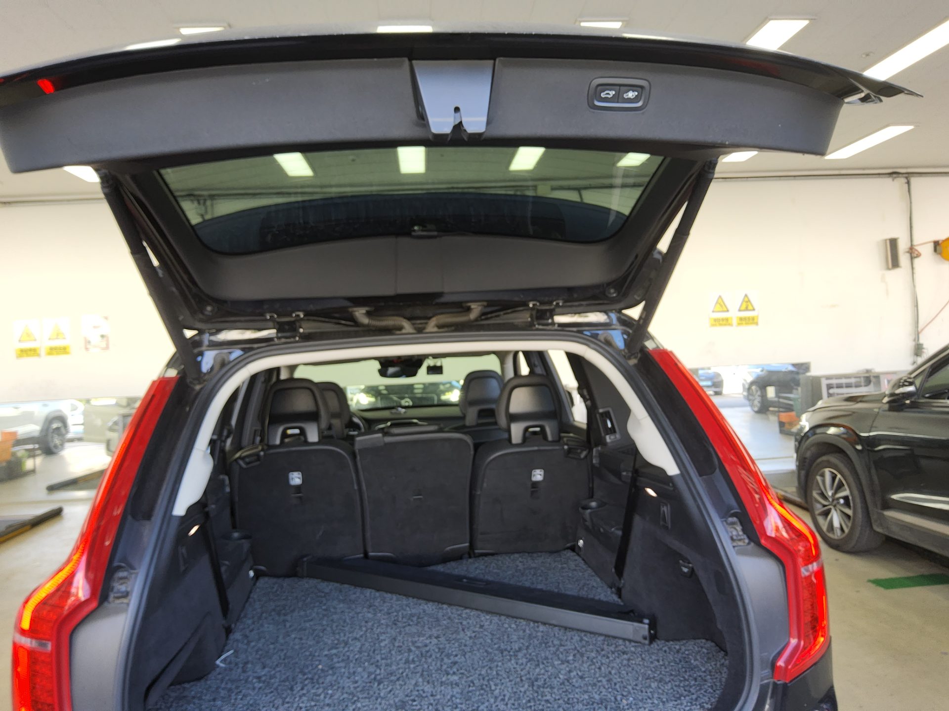 VOLVO XC90 (2ND GEN) D5 AWD MOMENTUM 2017 - zdjęcie 15