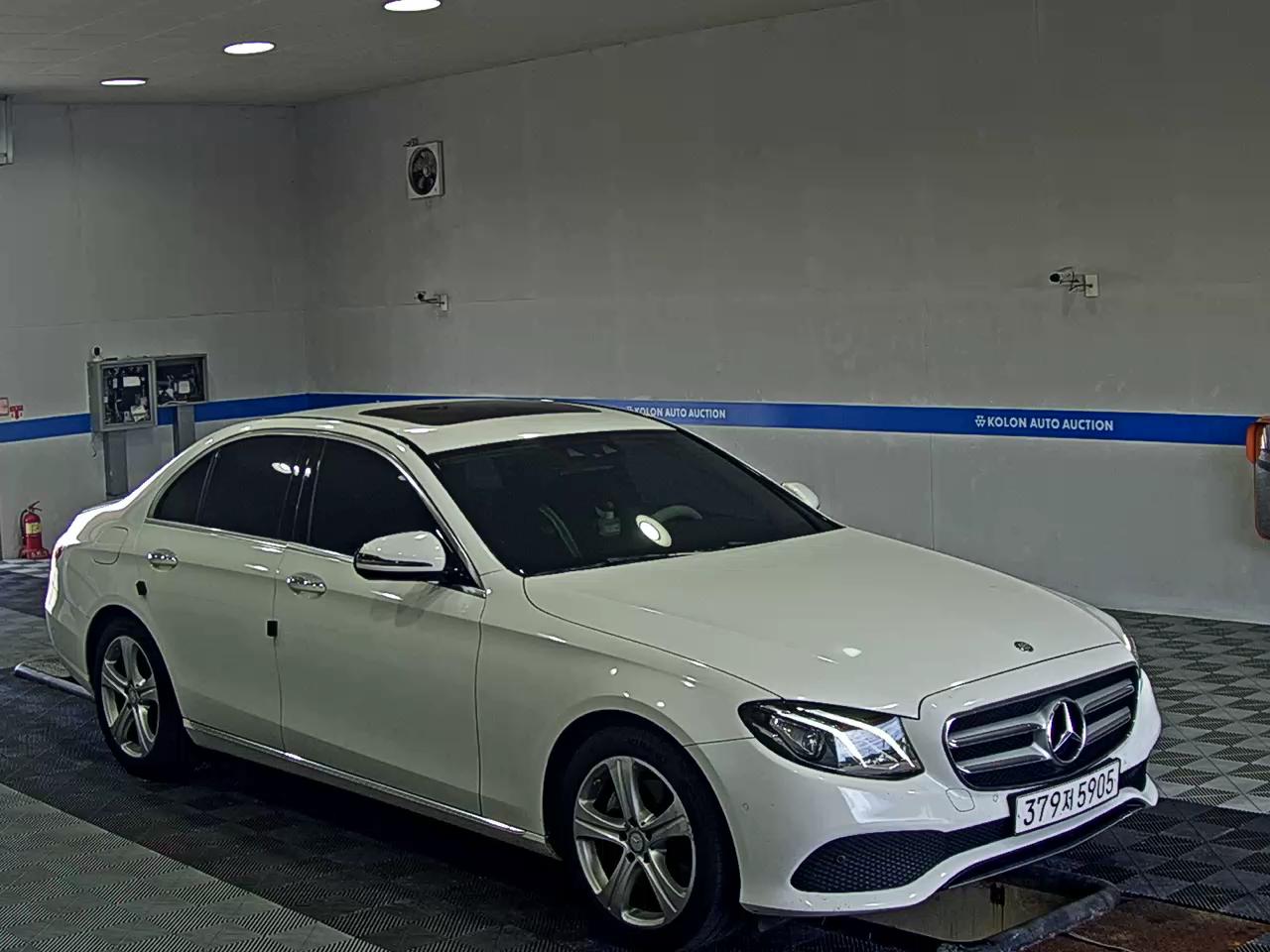 MERCEDES-BENZ E-CLASS (5TH GEN) E200 AVANTGARDE 2017 - zdjęcie 3