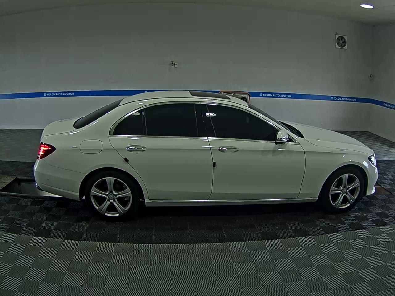 MERCEDES-BENZ E-CLASS (5TH GEN) E200 AVANTGARDE 2017 - zdjęcie 4