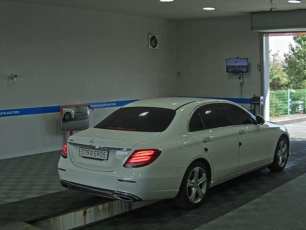 MERCEDES-BENZ E-CLASS (5TH GEN) E200 AVANTGARDE 2017 - zdjęcie 5