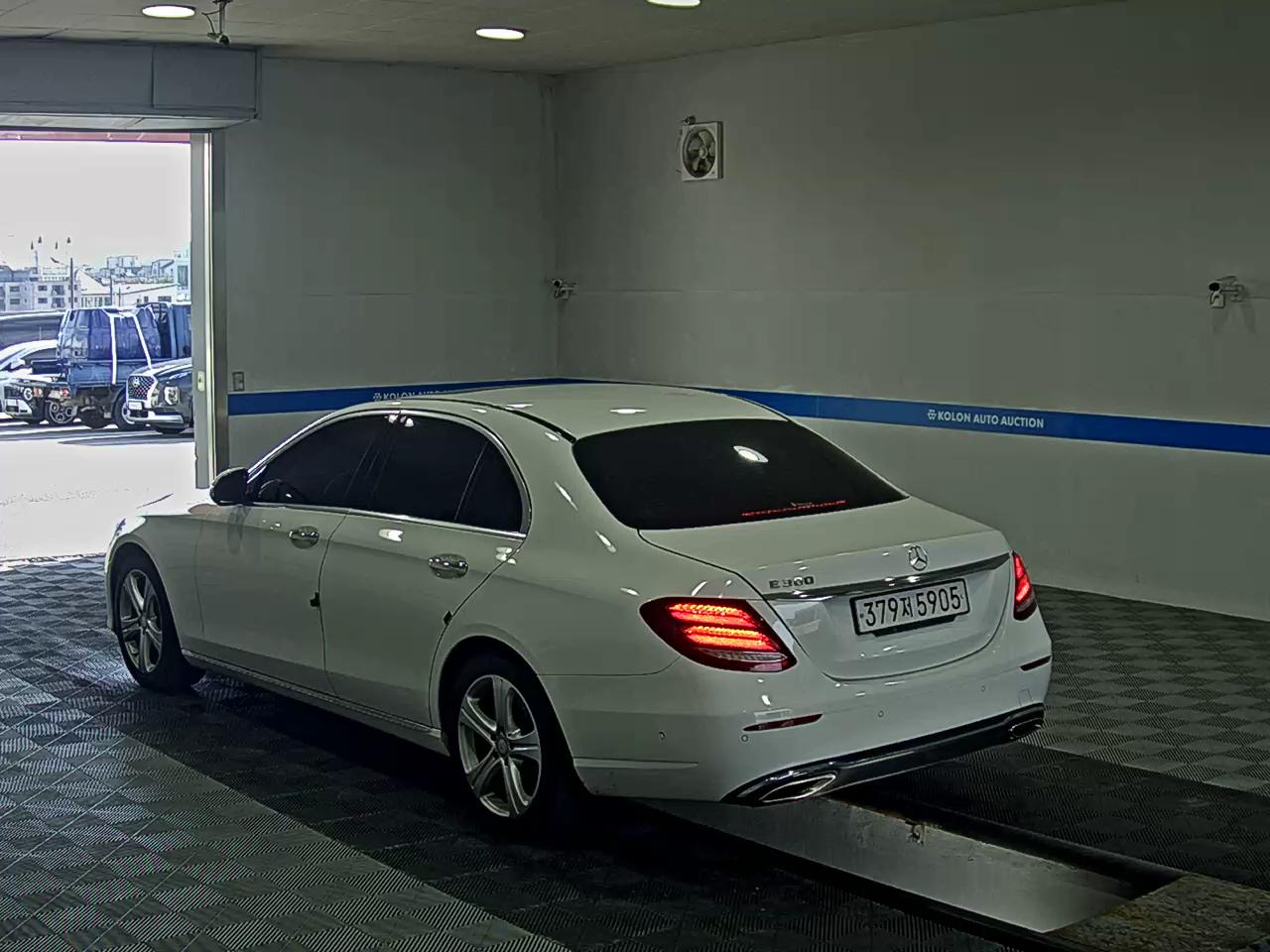 MERCEDES-BENZ E-CLASS (5TH GEN) E200 AVANTGARDE 2017 - zdjęcie 6