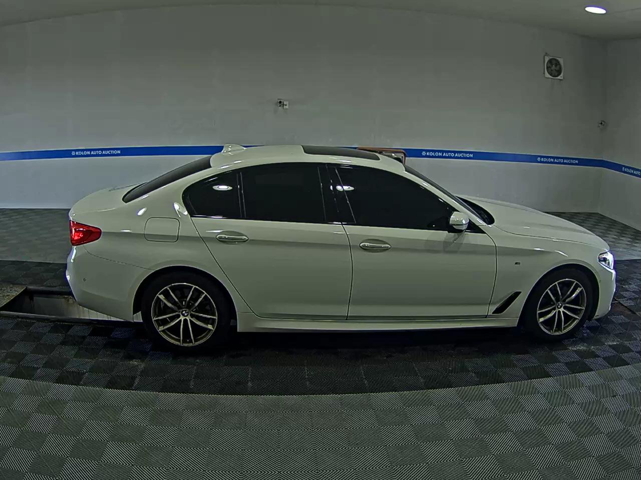 BMW 5 SERIES (7TH GEN) 520d M SPORT PACK PLUS 2017 - zdjęcie 4