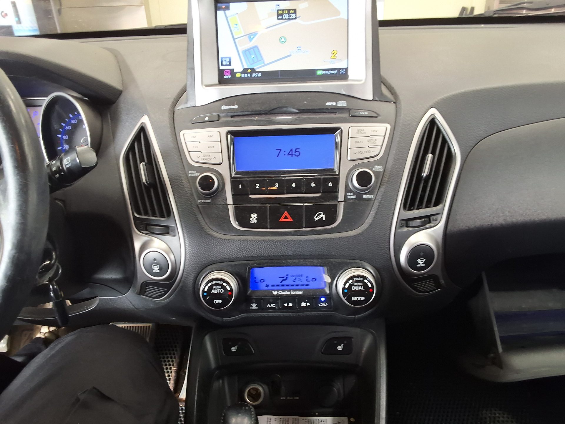 HYUNDAI TUCSON ix DIESEL R20 4WD LX20 PREMIER 2010 - zdjęcie 24