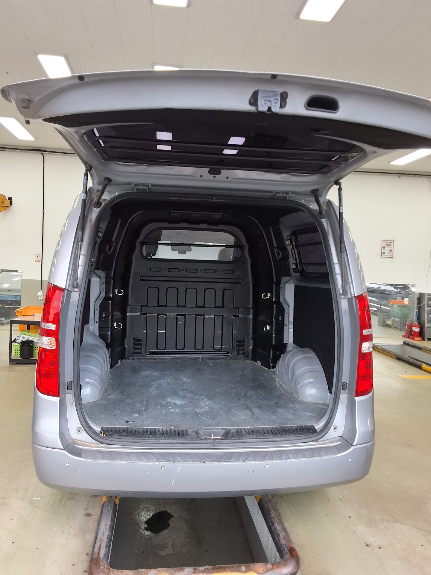 HYUNDAI THE NEW GRAND STAREX 5-SEATER DIESEL VAN MODERN 2019 - zdjęcie 15