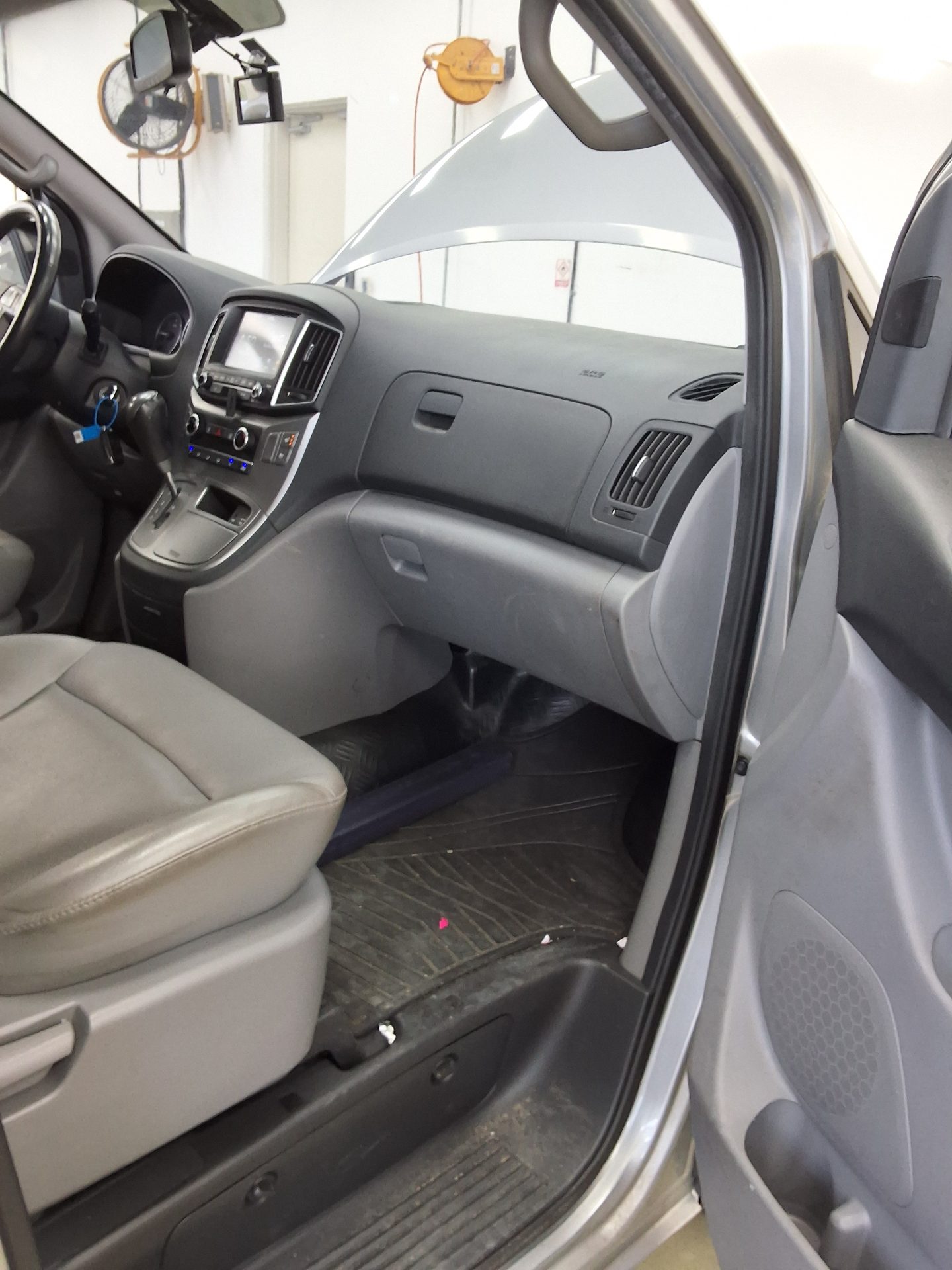 HYUNDAI THE NEW GRAND STAREX 5-SEATER DIESEL VAN MODERN 2019 - zdjęcie 14