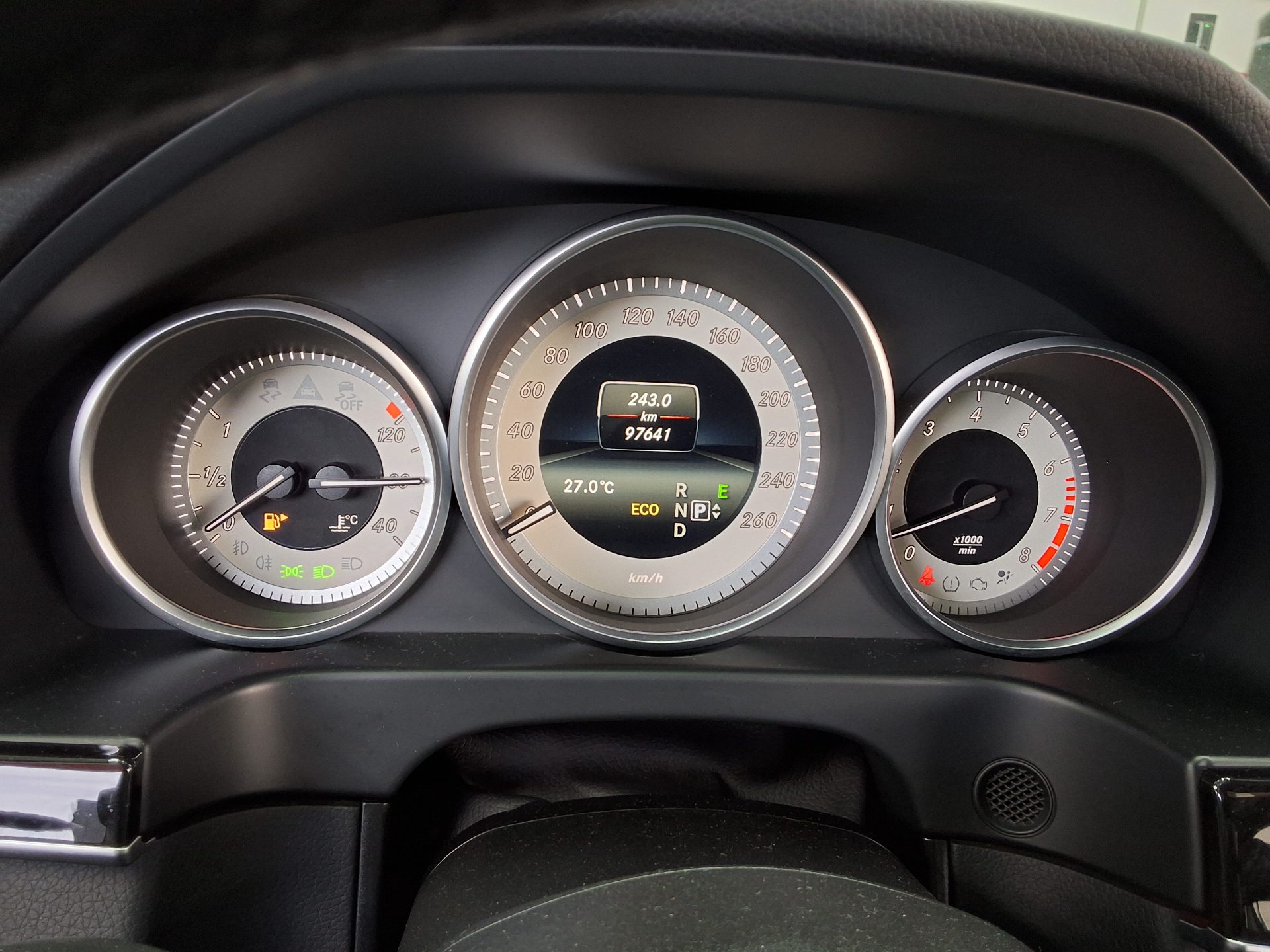 MERCEDES-BENZ E-CLASS (4TH GEN) E300 4MATIC AVANTGARDE 2014 - zdjęcie 9