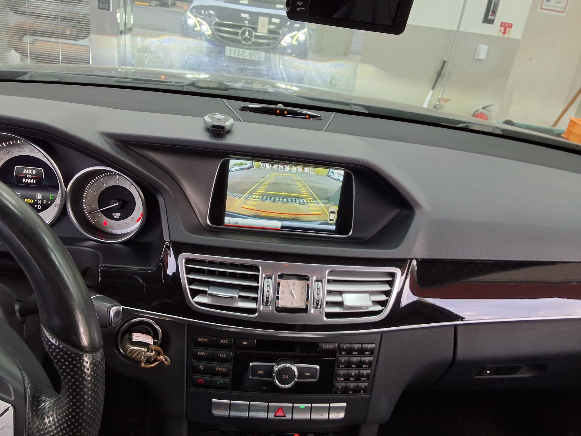 MERCEDES-BENZ E-CLASS (4TH GEN) E300 4MATIC AVANTGARDE 2014 - zdjęcie 17