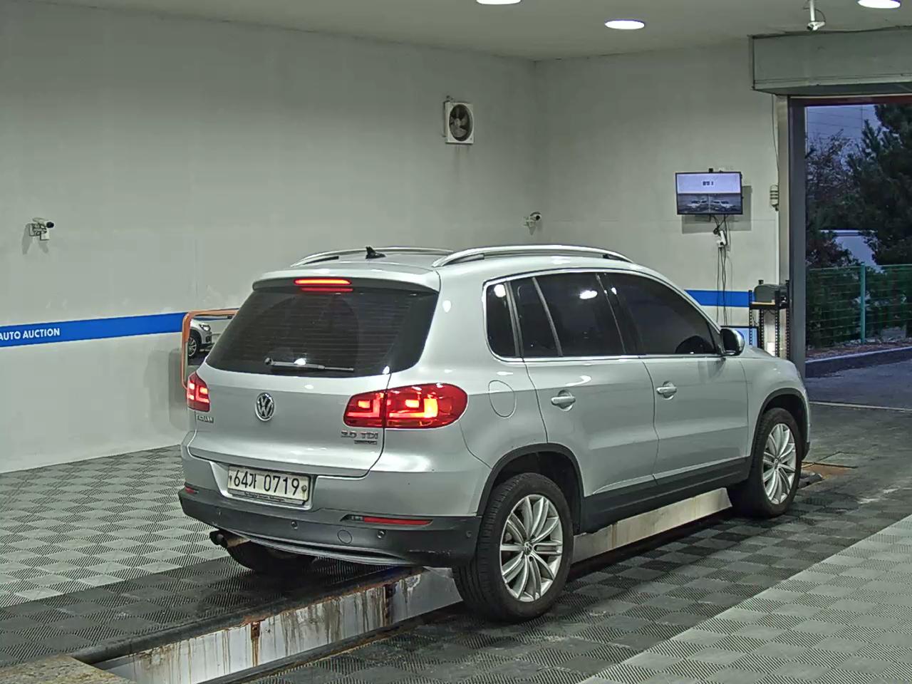 VOLKSWAGEN TIGUAN 2.0 TDI BLUEMOTION PREMIUM 2015 - zdjęcie 5