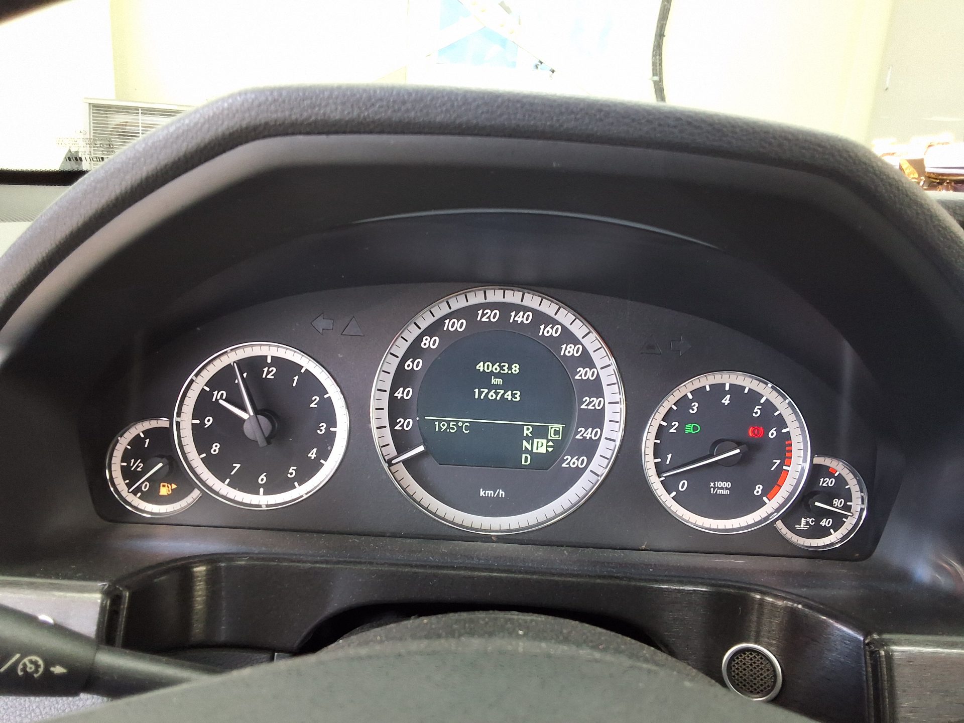 MERCEDES-BENZ E-CLASS (4TH GEN) E300 ELEGANCE 2010 - zdjęcie 10