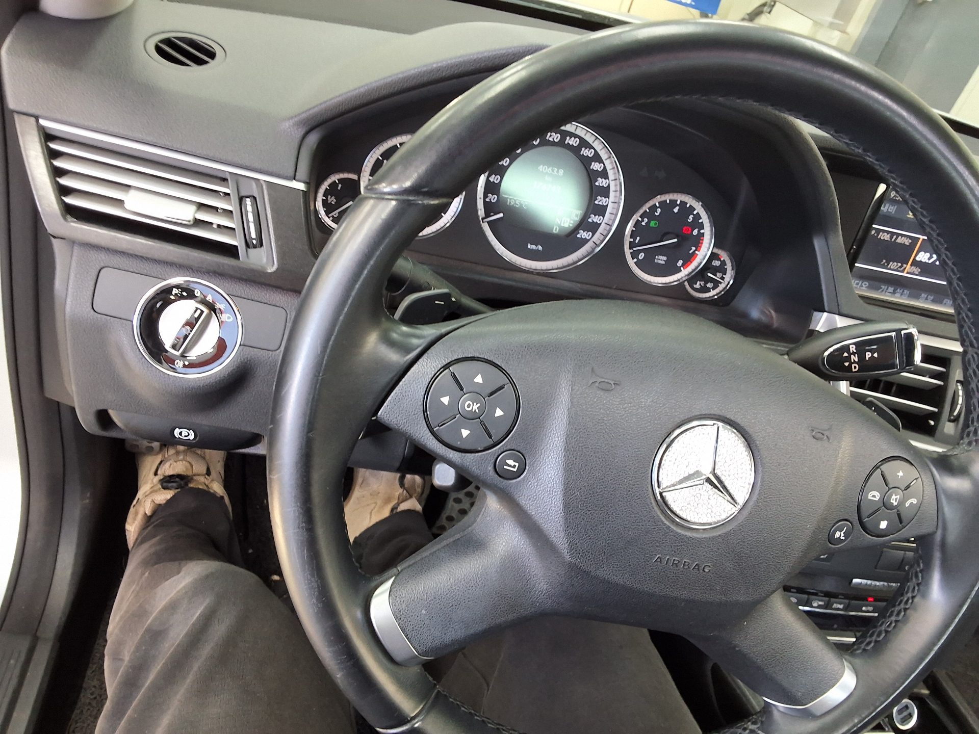 MERCEDES-BENZ E-CLASS (4TH GEN) E300 ELEGANCE 2010 - zdjęcie 23
