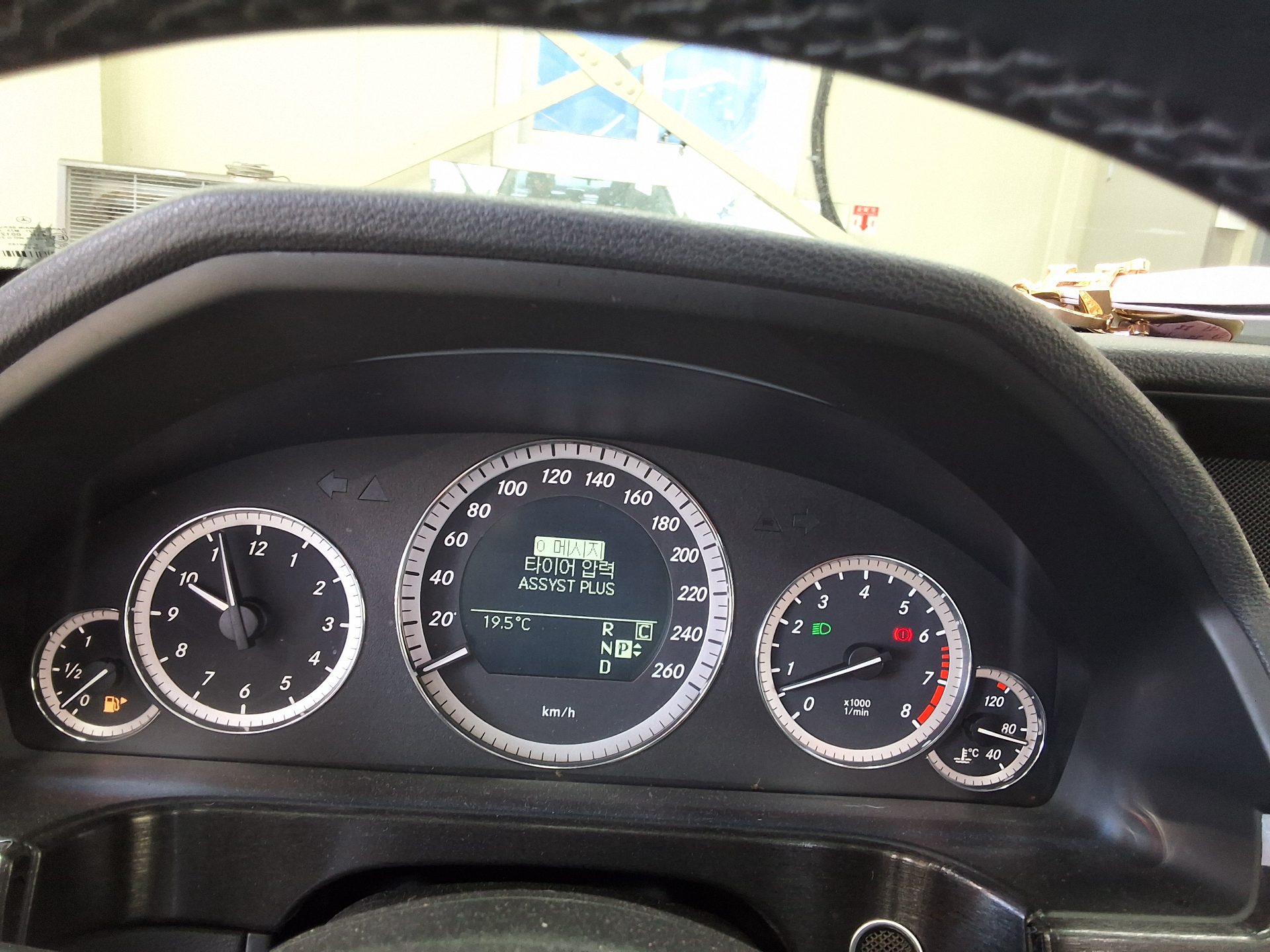 MERCEDES-BENZ E-CLASS (4TH GEN) E300 ELEGANCE 2010 - zdjęcie 26