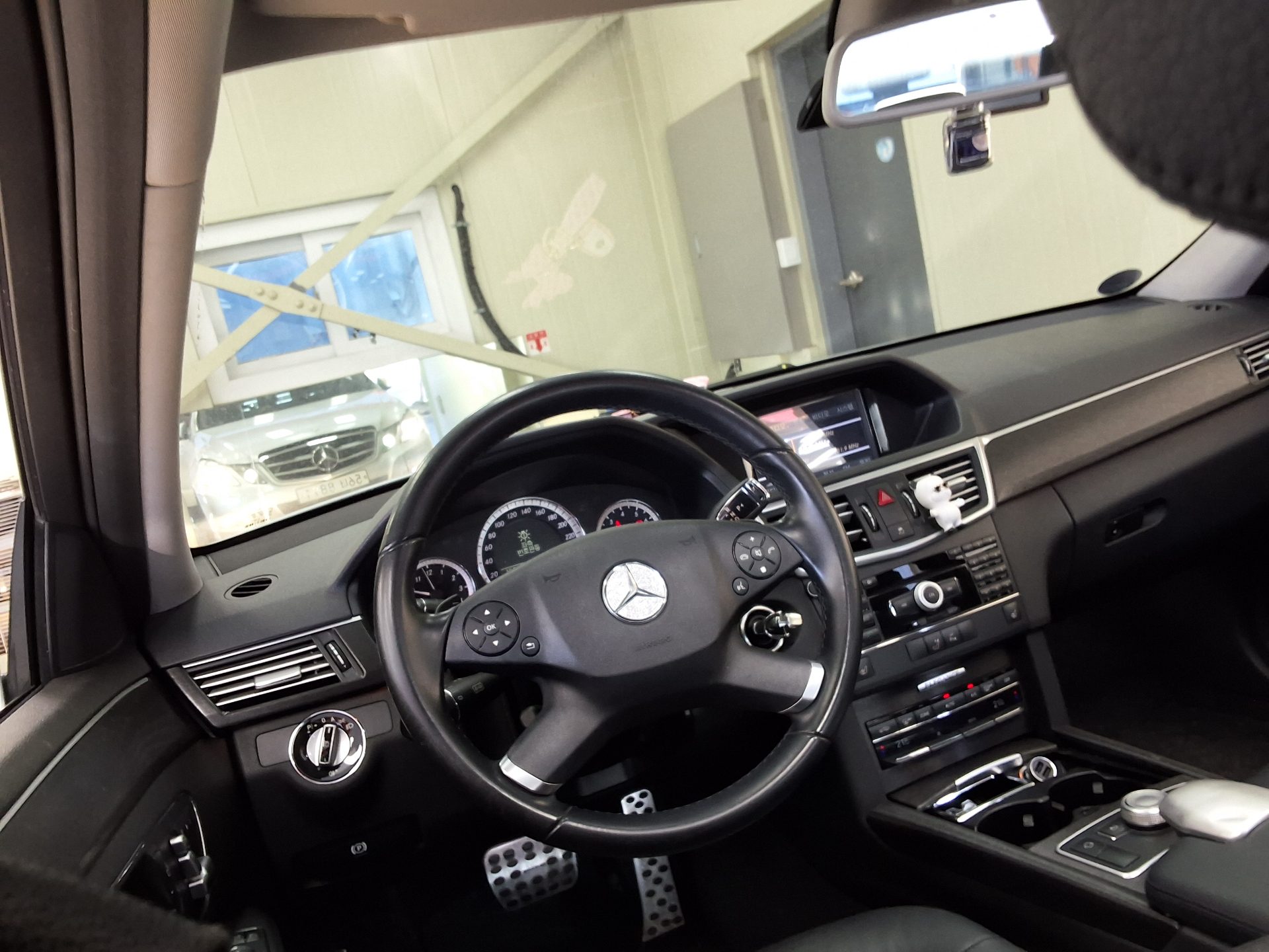 MERCEDES-BENZ E-CLASS (4TH GEN) E300 ELEGANCE 2010 - zdjęcie 12