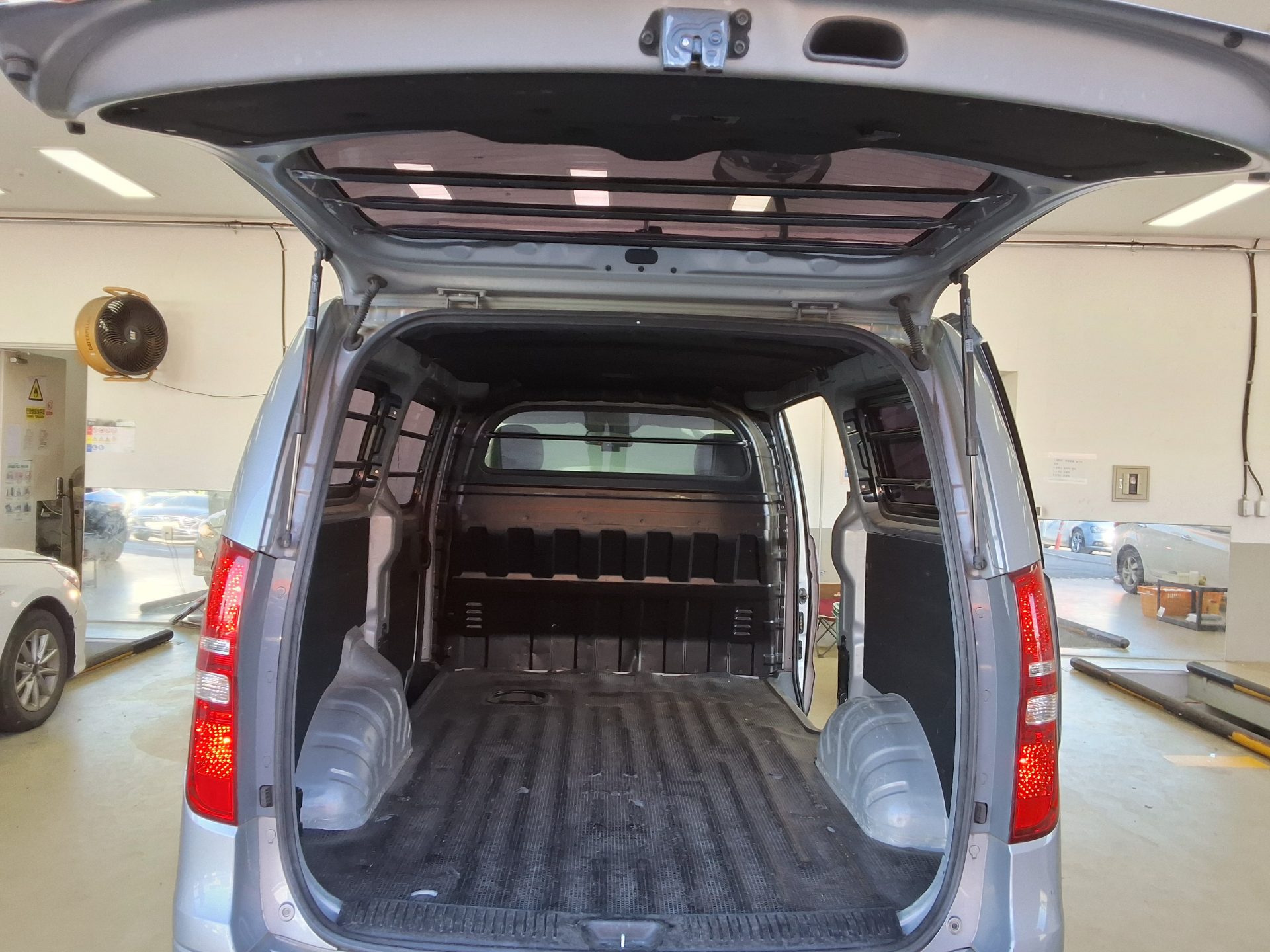 HYUNDAI THE NEW GRAND STAREX 3-SEATER DIESEL VAN SMART 2019 - zdjęcie 15