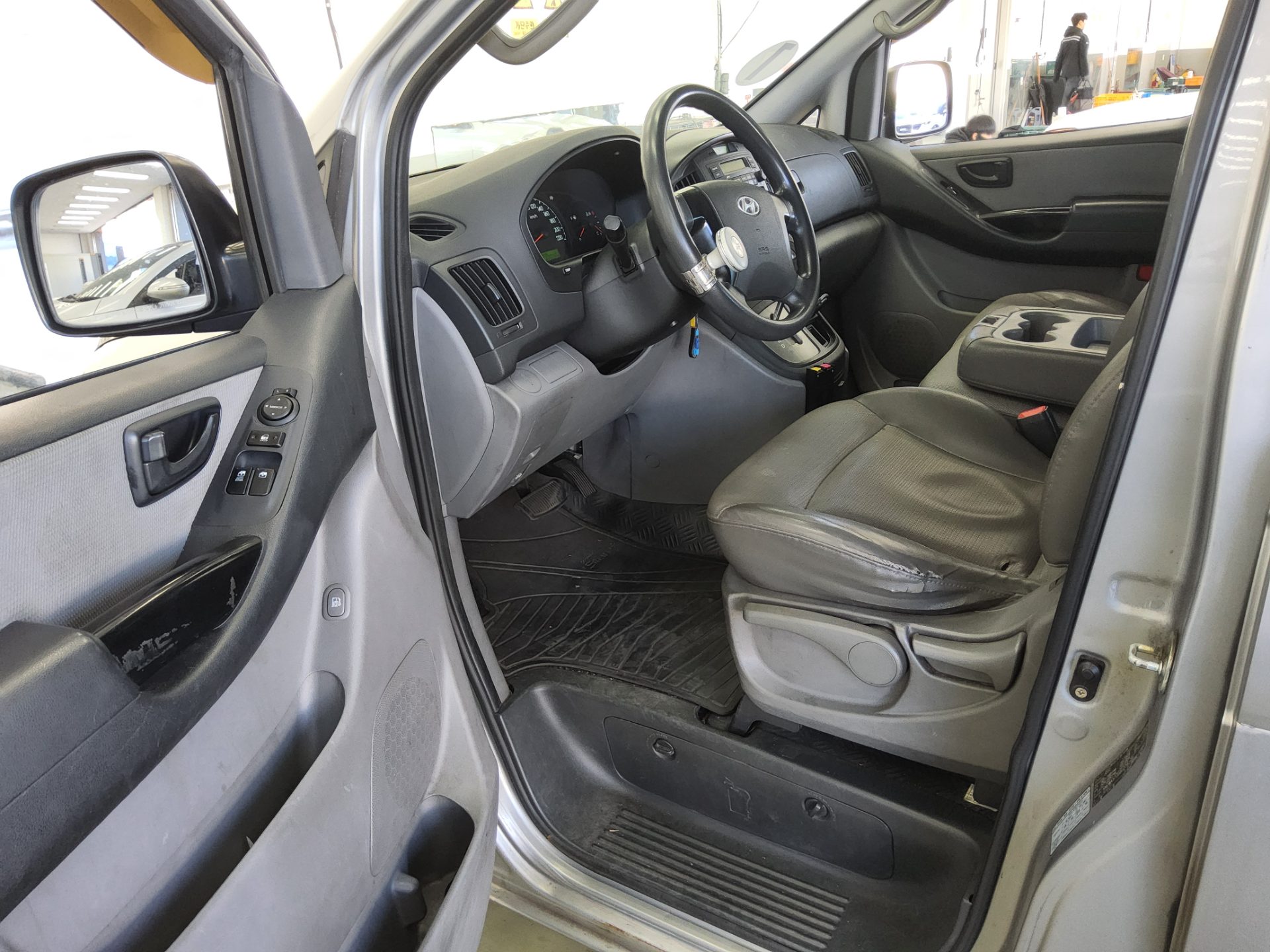 HYUNDAI GRAND STAREX 12-SEATER DIESEL CVX DELUXE 2011 - zdjęcie 10