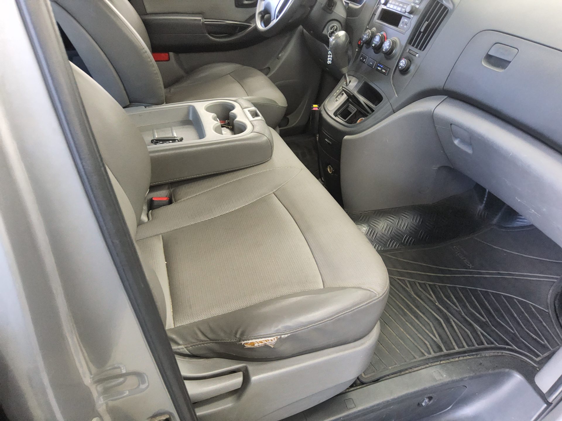 HYUNDAI GRAND STAREX 12-SEATER DIESEL CVX DELUXE 2011 - zdjęcie 13