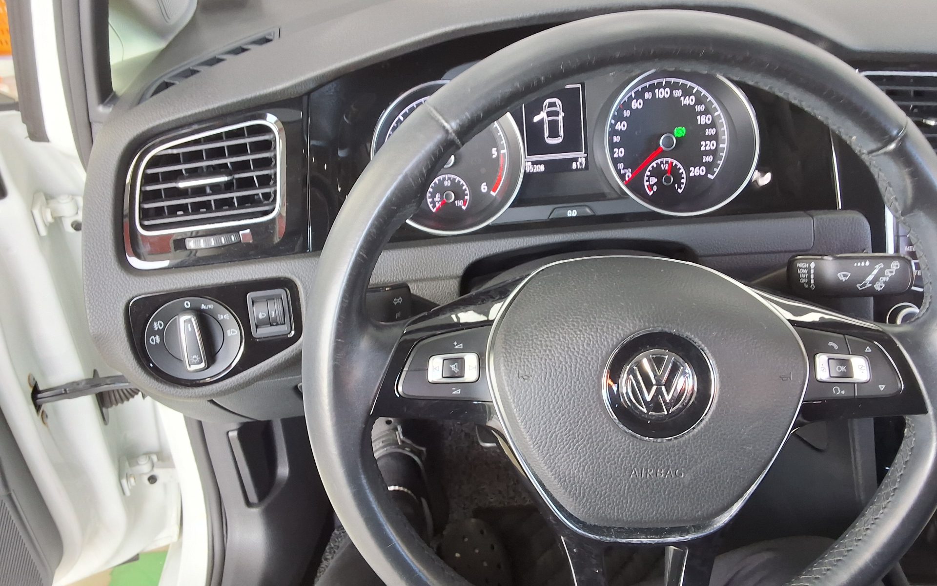 VOLKSWAGEN GOLF (7TH GEN) 1.6 TDI BLUEMOTION 2015 - zdjęcie 17