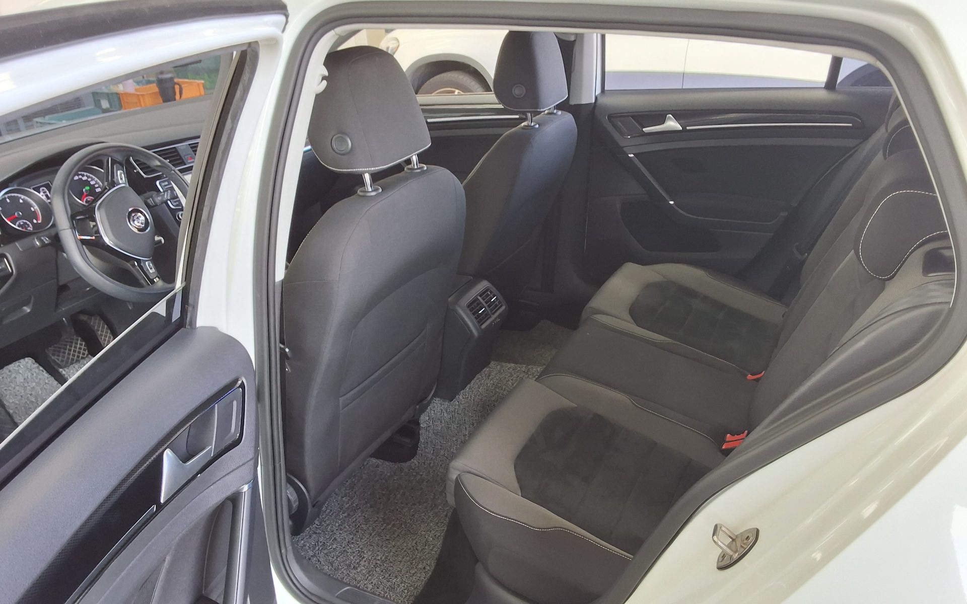 VOLKSWAGEN GOLF (7TH GEN) 1.6 TDI BLUEMOTION 2015 - zdjęcie 12