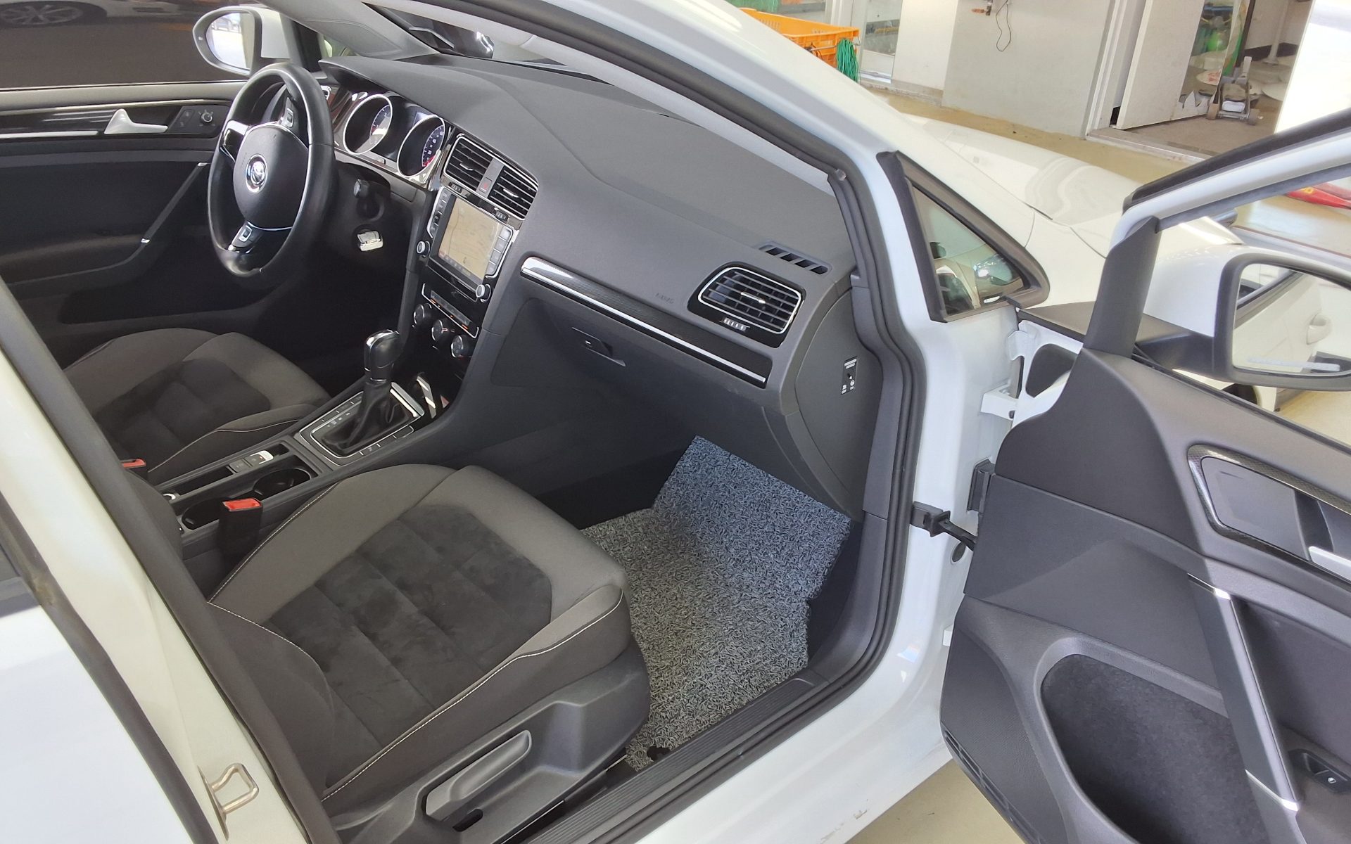 VOLKSWAGEN GOLF (7TH GEN) 1.6 TDI BLUEMOTION 2015 - zdjęcie 14