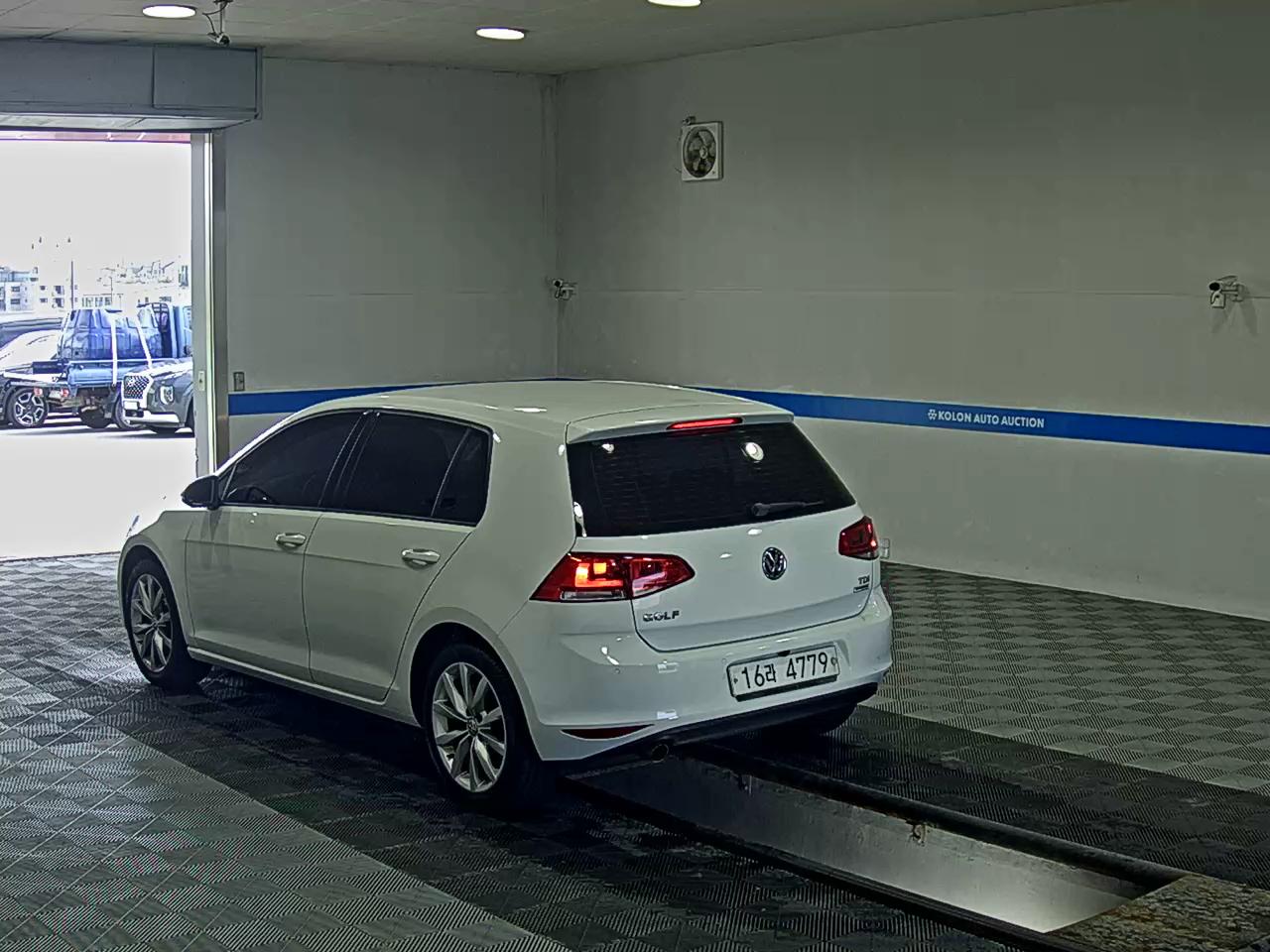 VOLKSWAGEN GOLF (7TH GEN) 1.6 TDI BLUEMOTION 2015 - zdjęcie 6