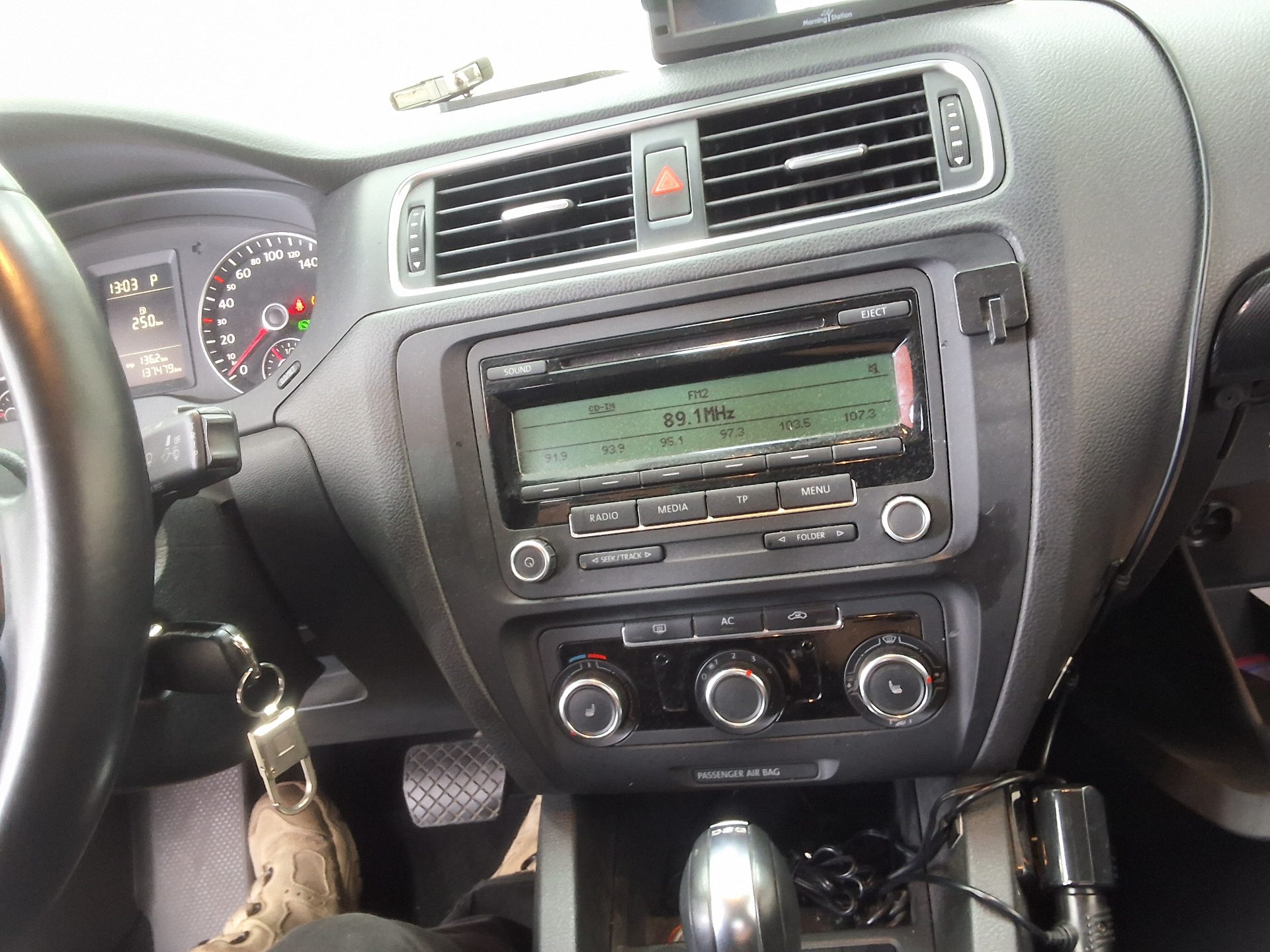 VOLKSWAGEN JETTA (6TH GEN) 1.6 TDI BLUEMOTION 2011 - zdjęcie 24