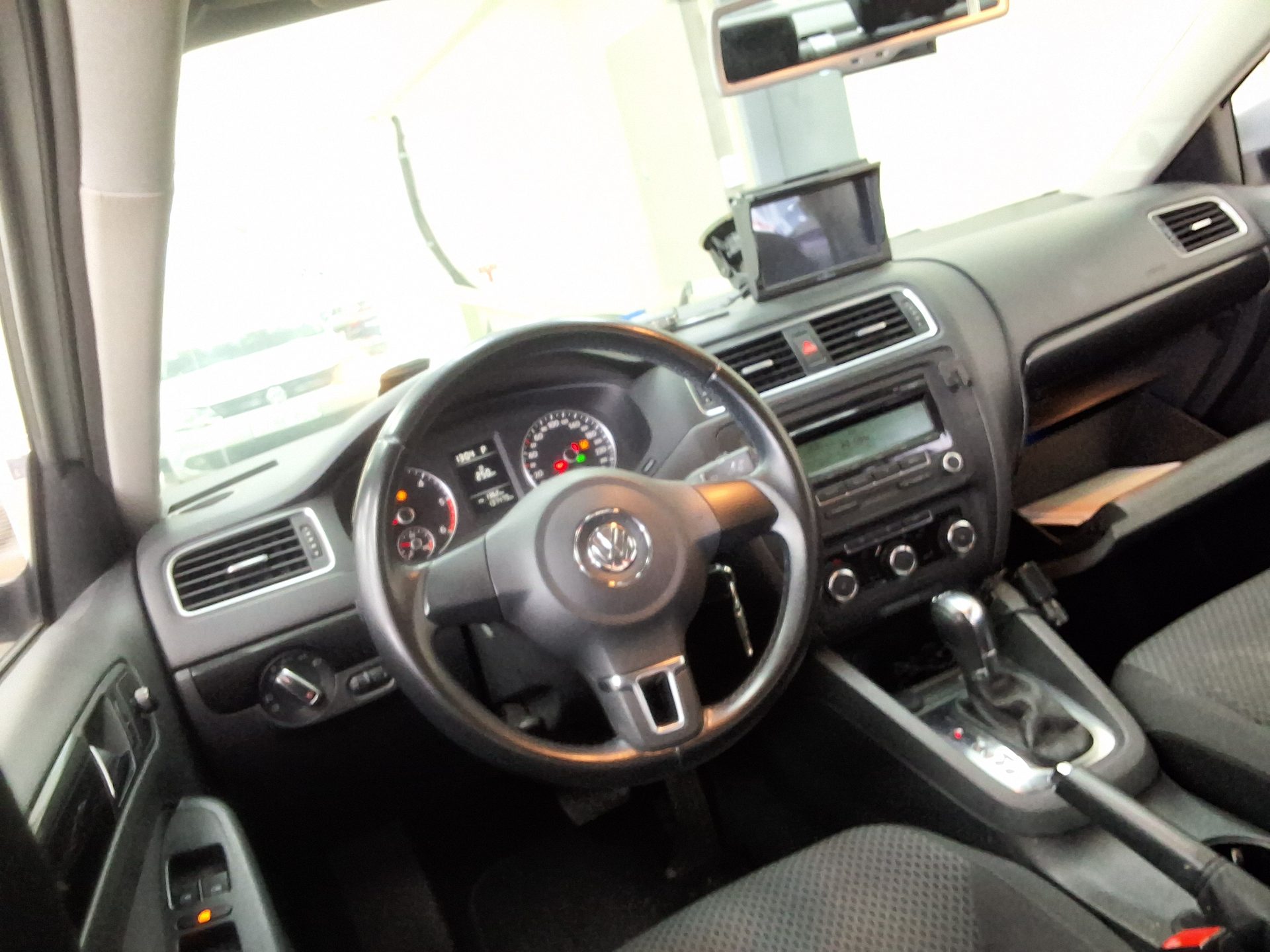 VOLKSWAGEN JETTA (6TH GEN) 1.6 TDI BLUEMOTION 2011 - zdjęcie 12