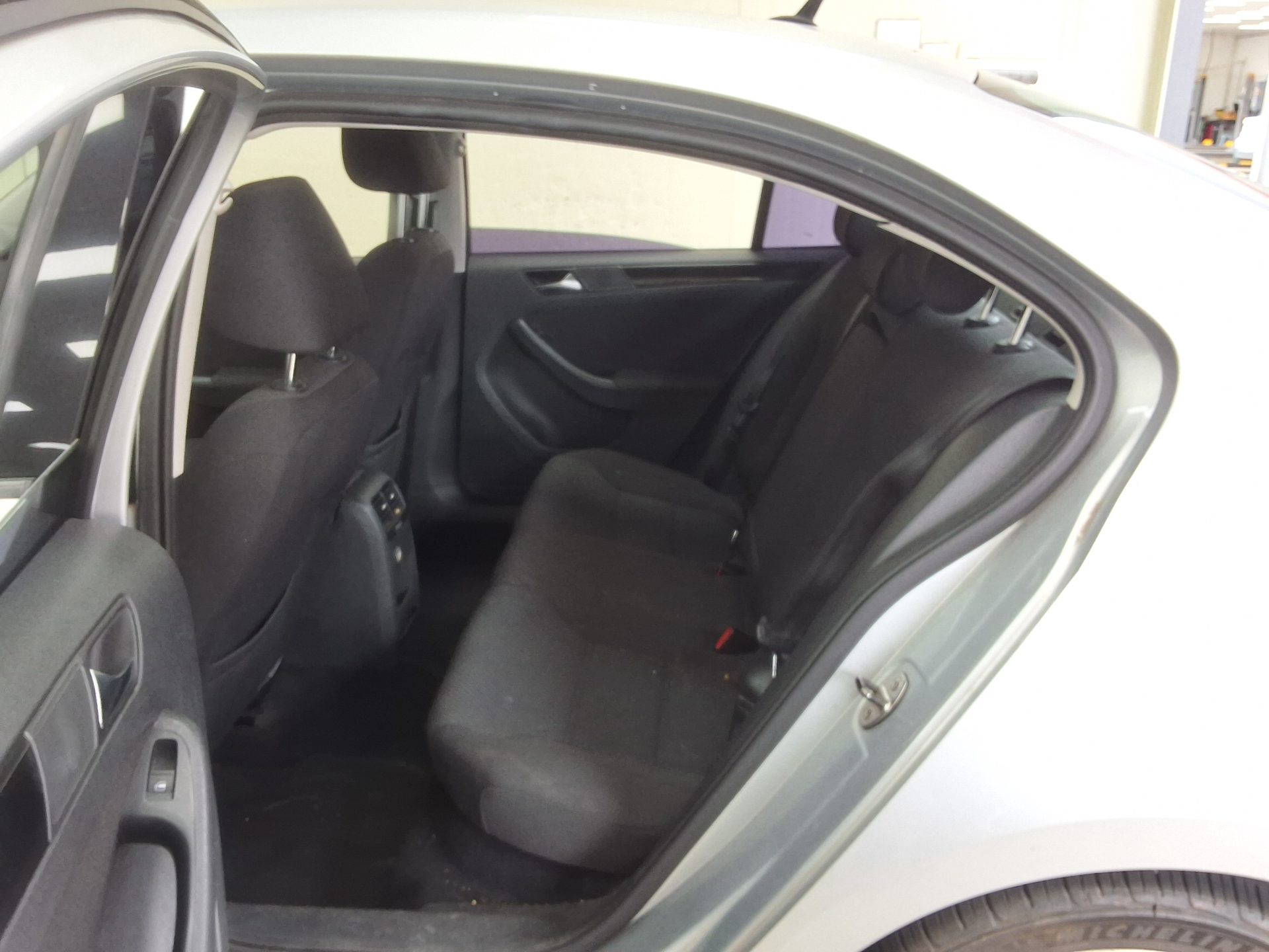 VOLKSWAGEN JETTA (6TH GEN) 1.6 TDI BLUEMOTION 2011 - zdjęcie 13